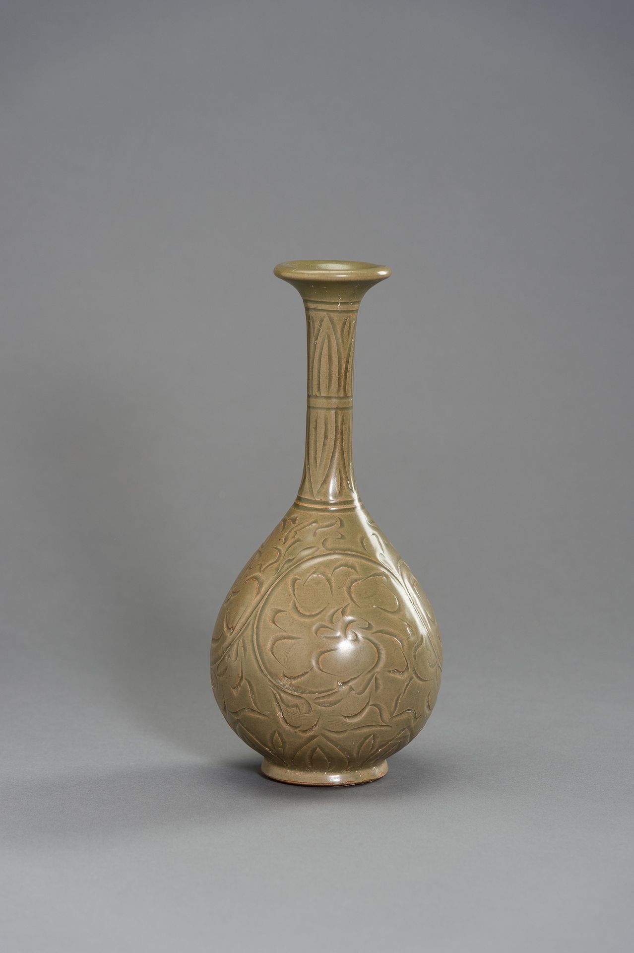 A YUAN TO MING STYLE CELADON CERAMIC VASE 一个元至明风格的瓷瓶
中国，元至明风格，20世纪上半叶。球状的器身上升到拉长&hellip;