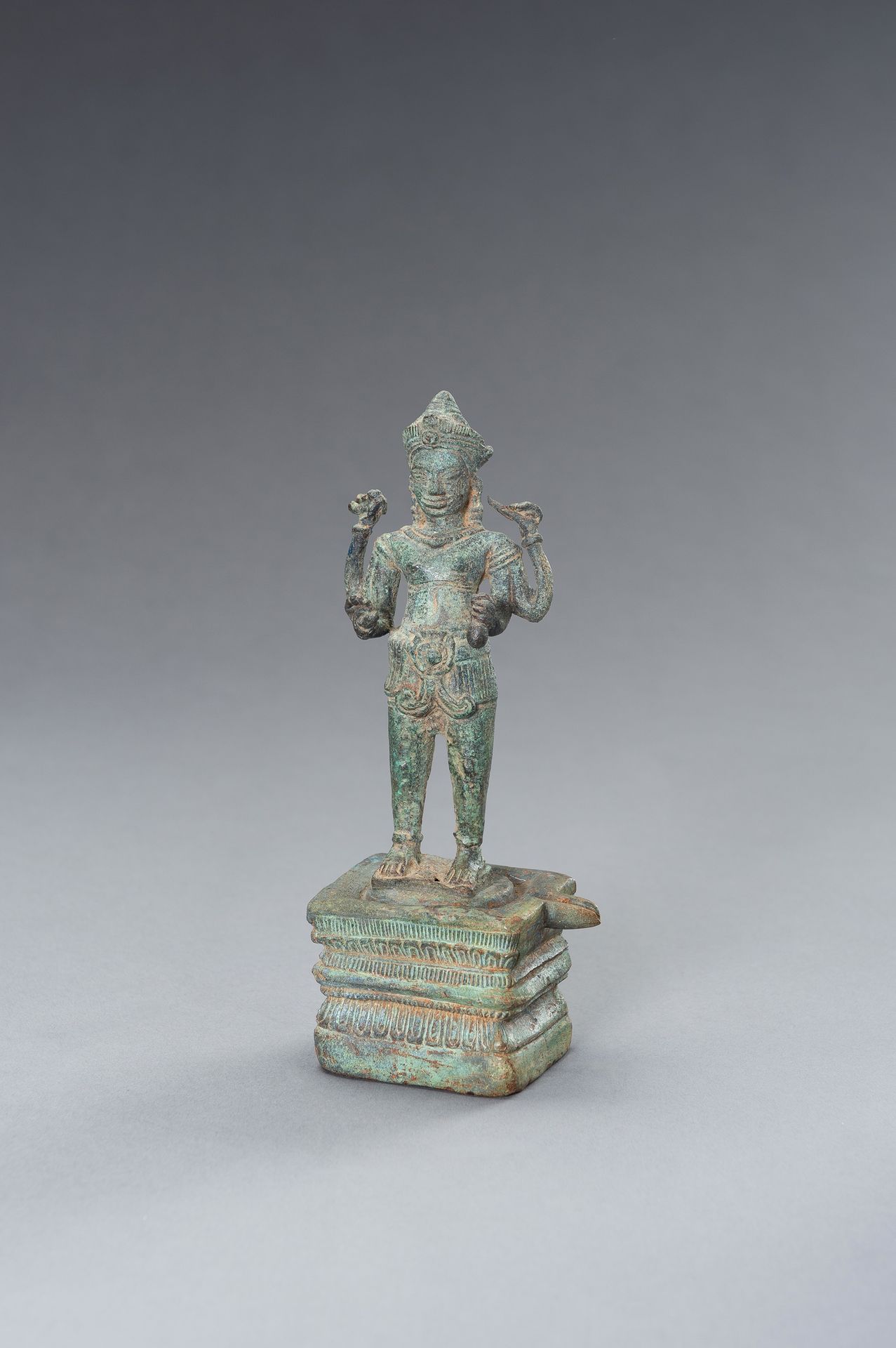 A KHMER BRONZE FIGURE OF VISHNU, ANGKOR PERIOD 高棉铜质维什努神像，安国时期
高棉帝国，12-13世纪。这尊神像站&hellip;