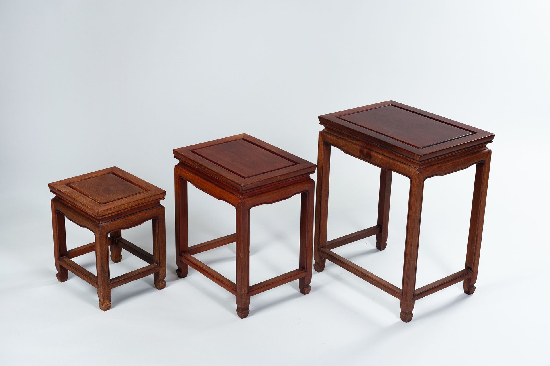 A FINE SET OF THREE REDDISH WOOD SIDE TABLES 一套精美的红木边桌
中国，19世纪末。每张桌子都是长方形的，由四条直腿&hellip;
