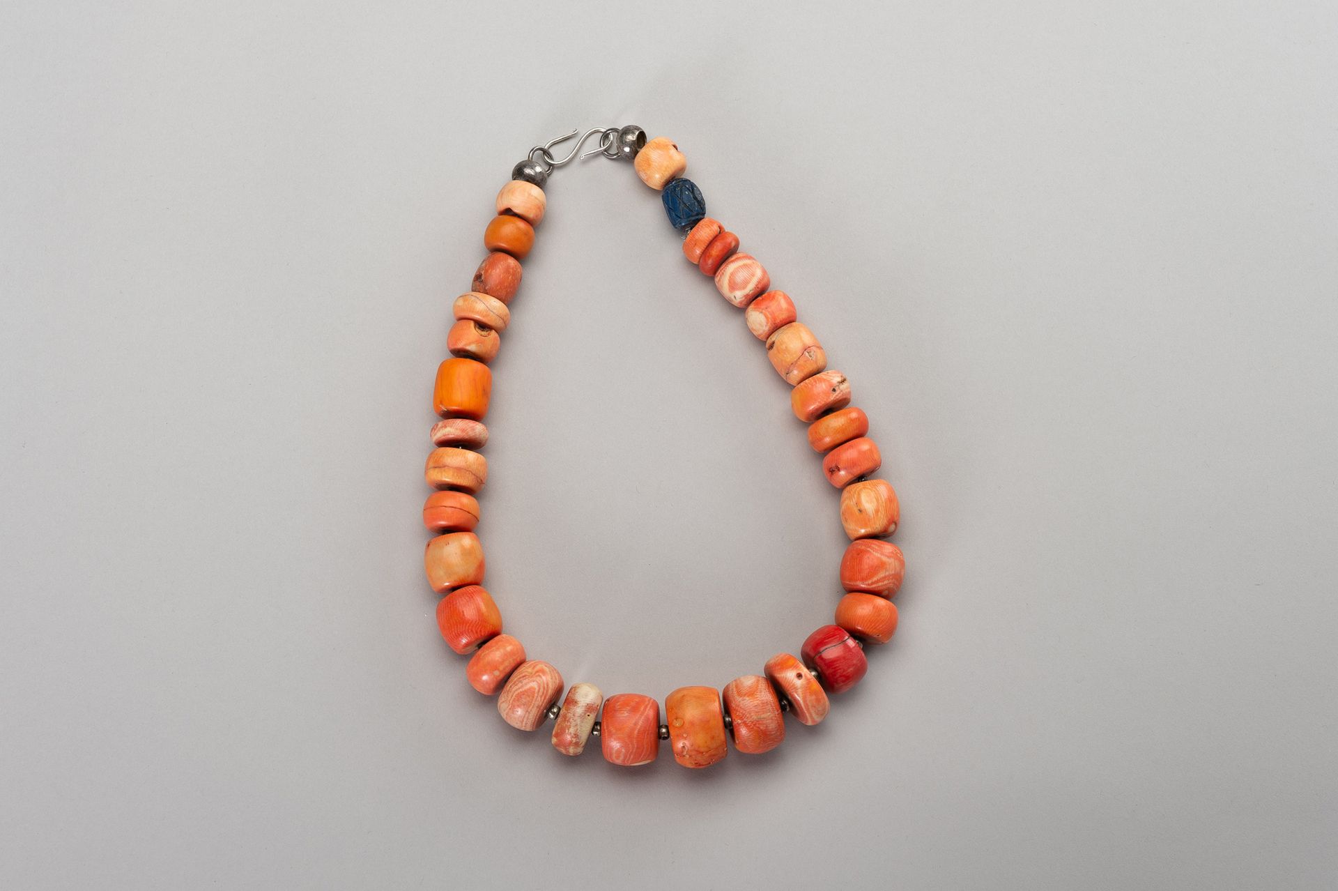 A CORAL NECKLACE WITH EXPERTISE KORALLENHALSKETTE MIT EXPERTISE
Tibet, 1900 bis &hellip;