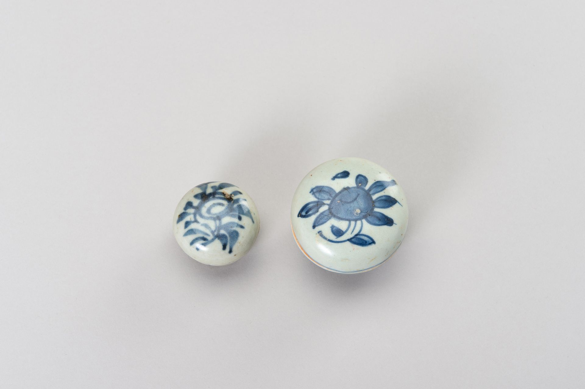 A SET OF TWO SMALL BLUE AND WHITE PORCELAIN BOXES 一套蓝色和白色的小瓷盒
中国，明朝（1368-1644）。较&hellip;