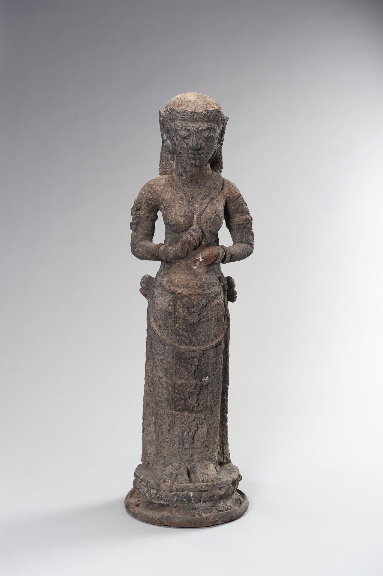 AN IMPORTANT MAJAPAHIT TERRACOTTA STATUE OF A LADY 一件重要的马扎帕希特泰拉库塔女士雕像
东爪哇，14-15世&hellip;