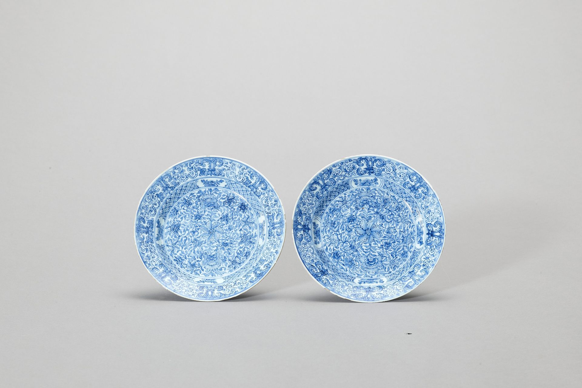 A PAIR OF ‘FLORAL SCROLL’ BLUE AND WHITE PORCELAIN DISHES 一对 "花卷 "蓝白瓷盘
中国，康熙时期（1&hellip;