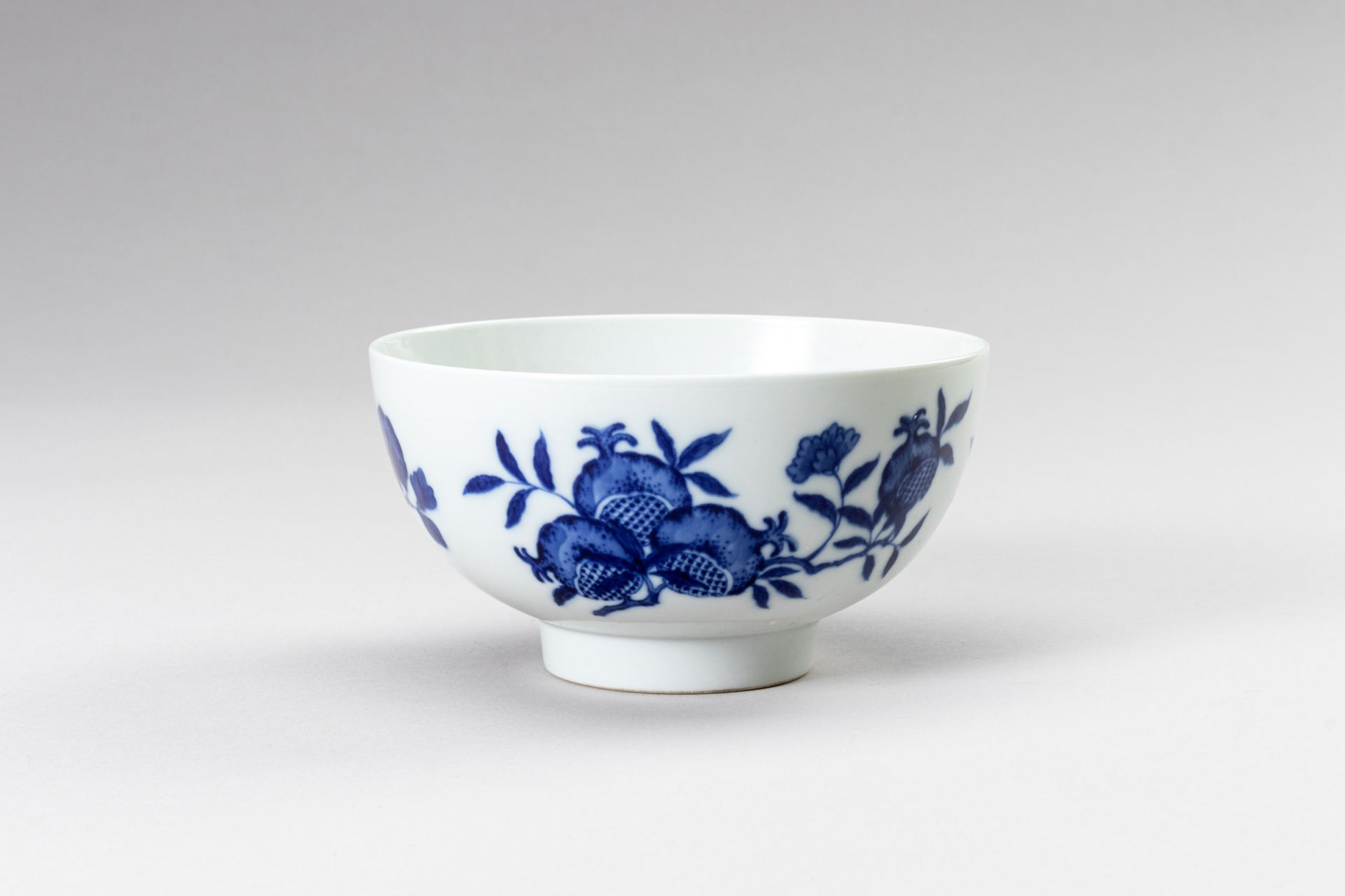A BLUE AND WHITE PORCELAIN KANGXI REVIVAL ‘PEACH’ BOWL 青花瓷康熙 "桃子 "碗
中国，清末（1644-1&hellip;