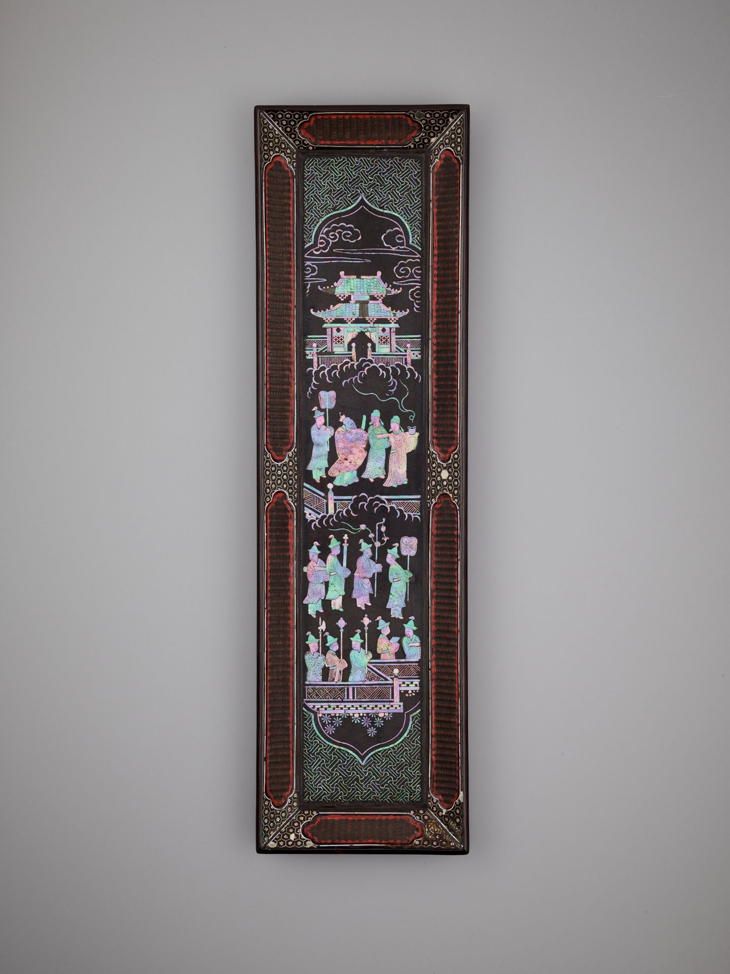 A MOTHER OF PEARL-INLAID LACQUER TRAY, KANGXI PERIOD BANDEJA DE LACAS DE MADRE D&hellip;