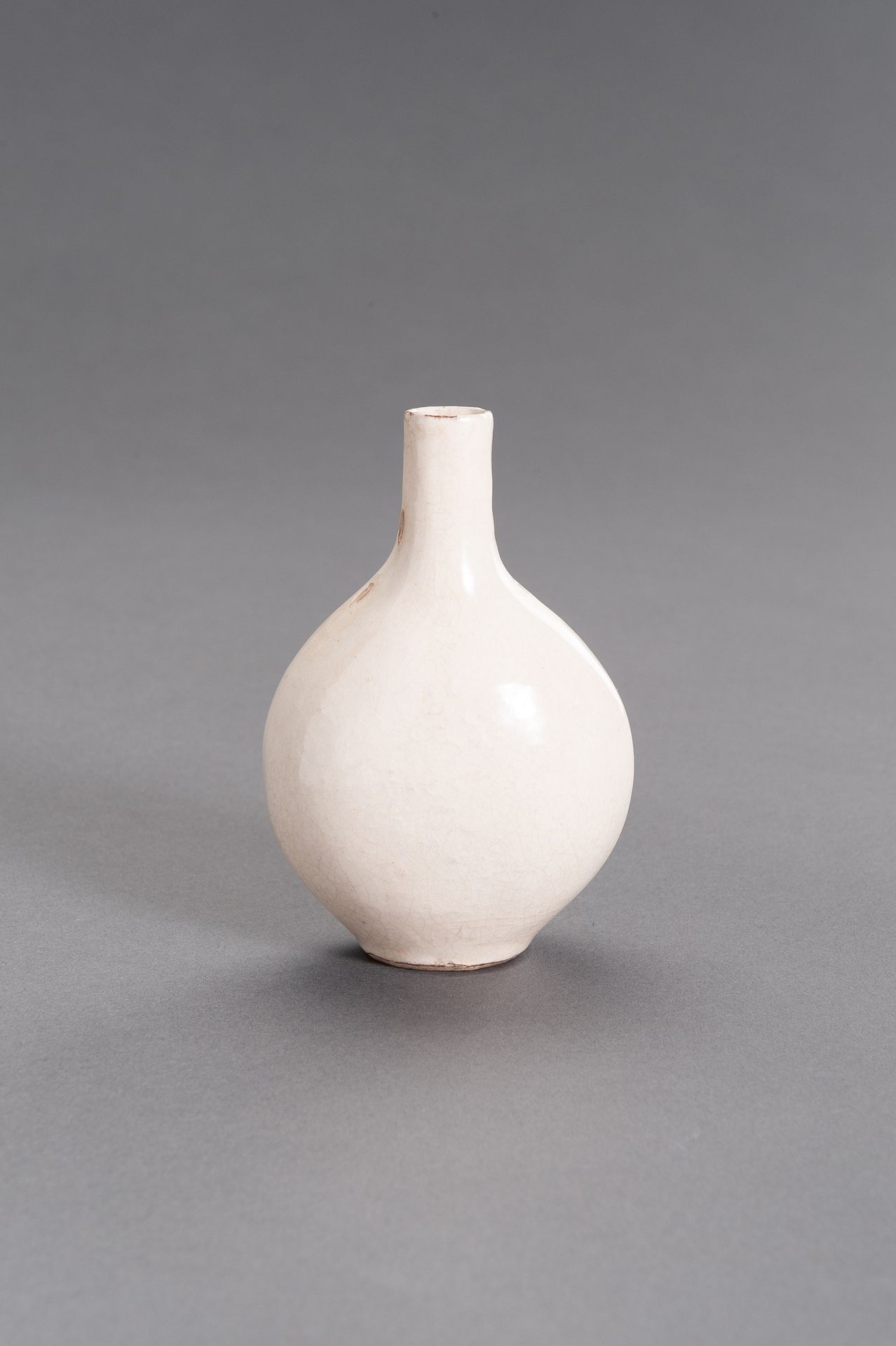 A MOLDED AND CREAM-GLAZED CERAMIC FLASK, MING DYNASTY FLASCA IN CERAMICA A STAMP&hellip;