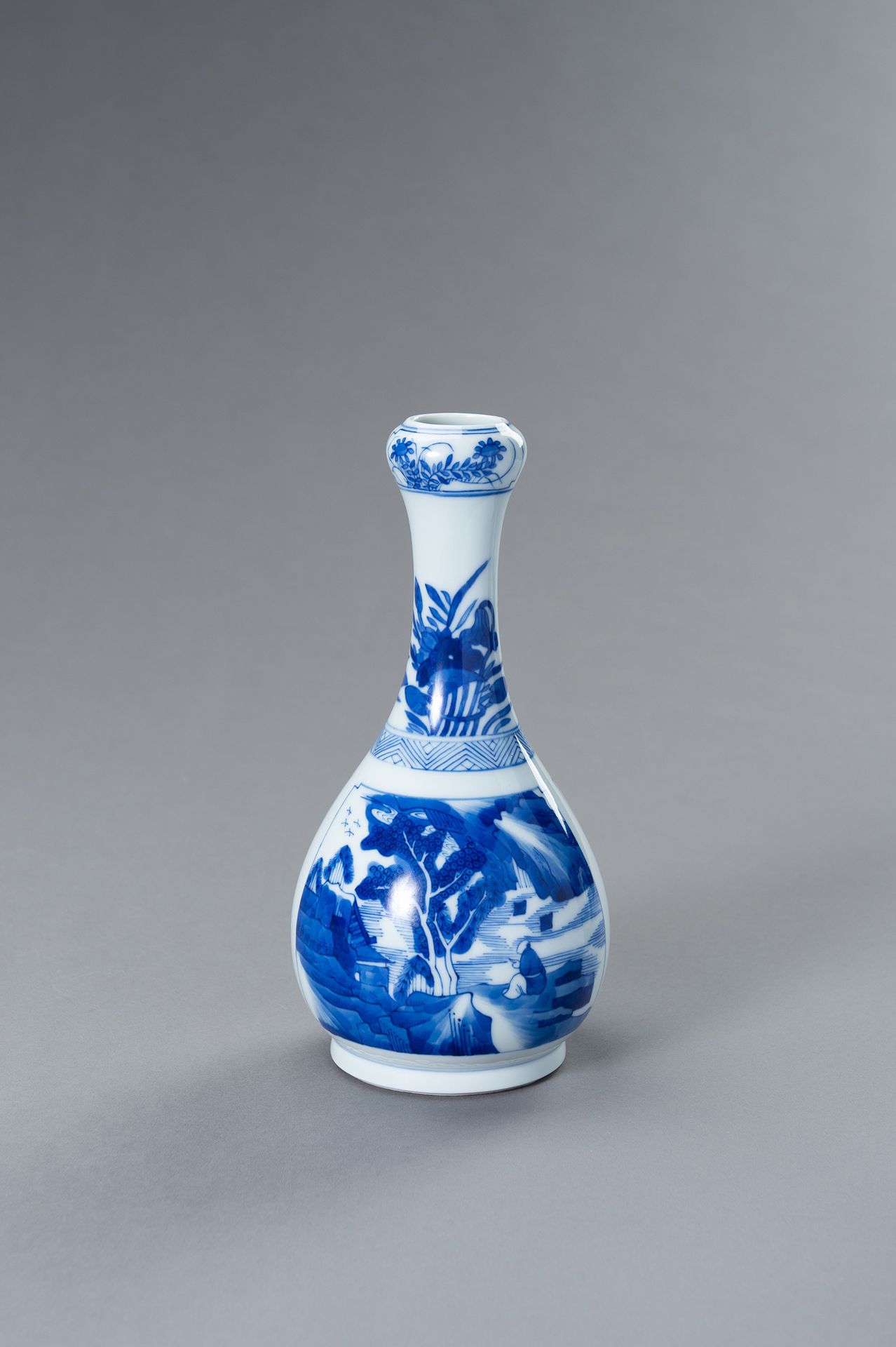 A BLUE AND WHITE PORCELAIN KANGXI REVIVAL GARLIC VASE 青花瓷康熙大蒜花瓶
中国，清末（1644-1912）&hellip;