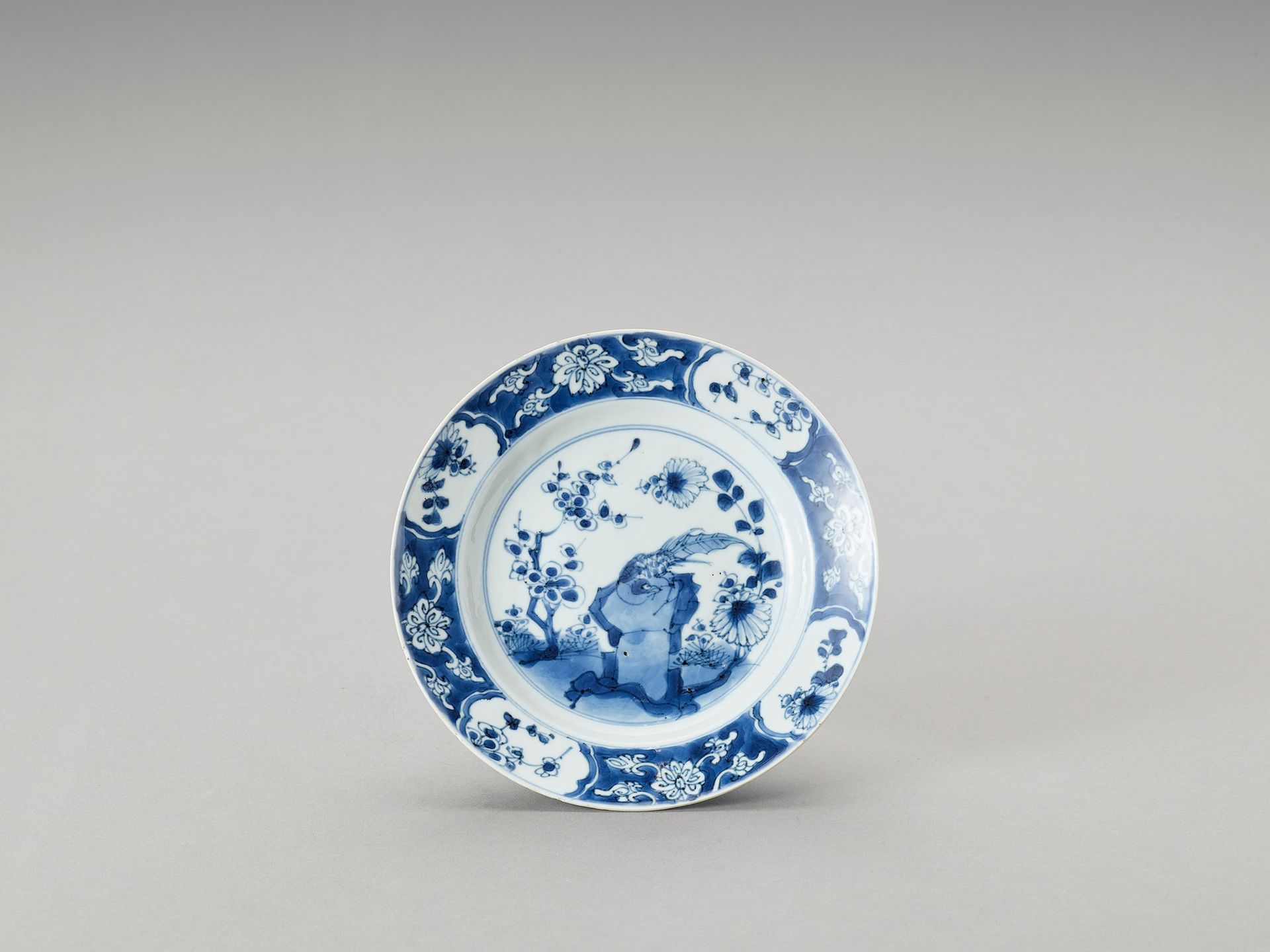 A Blue and White Porcelain Dish DISQUE EN PORCELAINE BLEUE ET BLANCHE
Chine, pér&hellip;