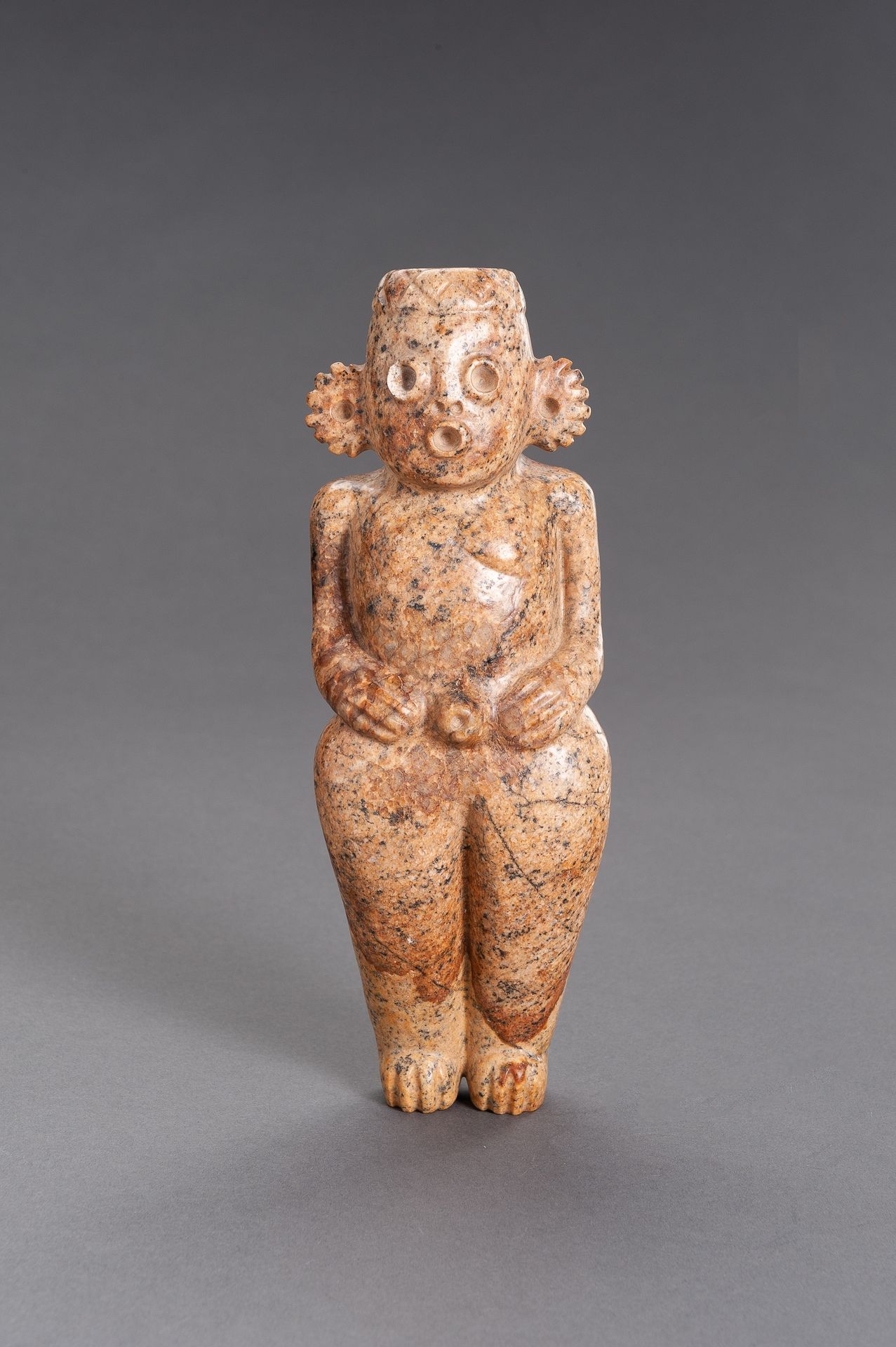 A STONE INDUS VALLEY STYLE FIGURE OF A MAN 印度河谷的石雕人像
20世纪。一件雕塑家的作品，让人联想到著名的印度河谷人&hellip;