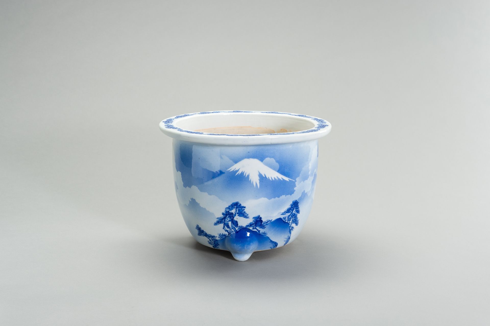 A BLUE AND WHITE PORCELAIN JARDINIERE WITH MOUNT FUJI 蓝白瓷富士山花园
日本，明治时期（1868-1912&hellip;
