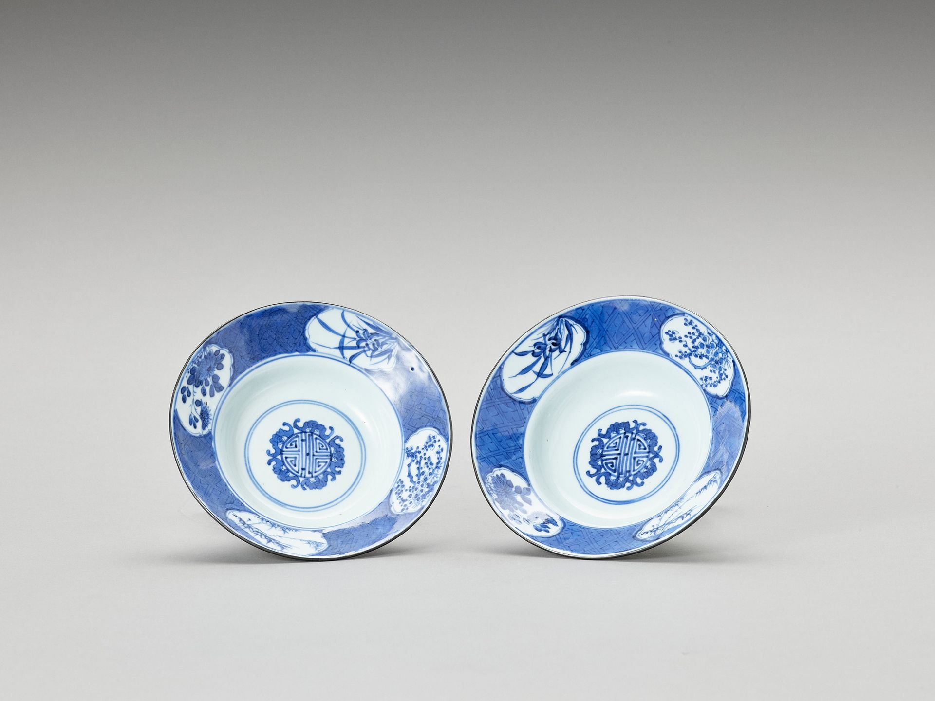 A PAIR OF KLAPMUT PORCELAIN BOWLS KLAPMUT-PORZELAIN-SCHÜSSE
China, Qing-Dynastie&hellip;