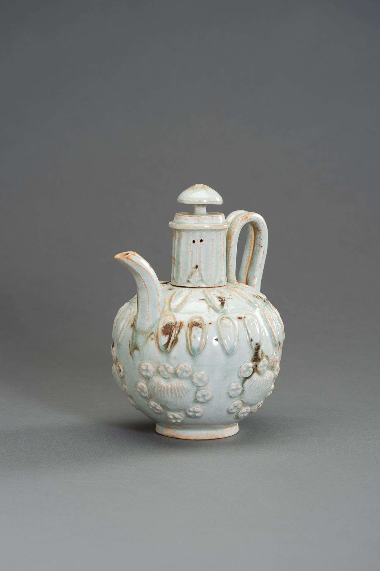 A SONG STYLE QINGBAI GLAZED EWER AND COVER 一个宋代风格的清白釉水壶和盖子
中国，清末（1644-1912）至民国时期&hellip;