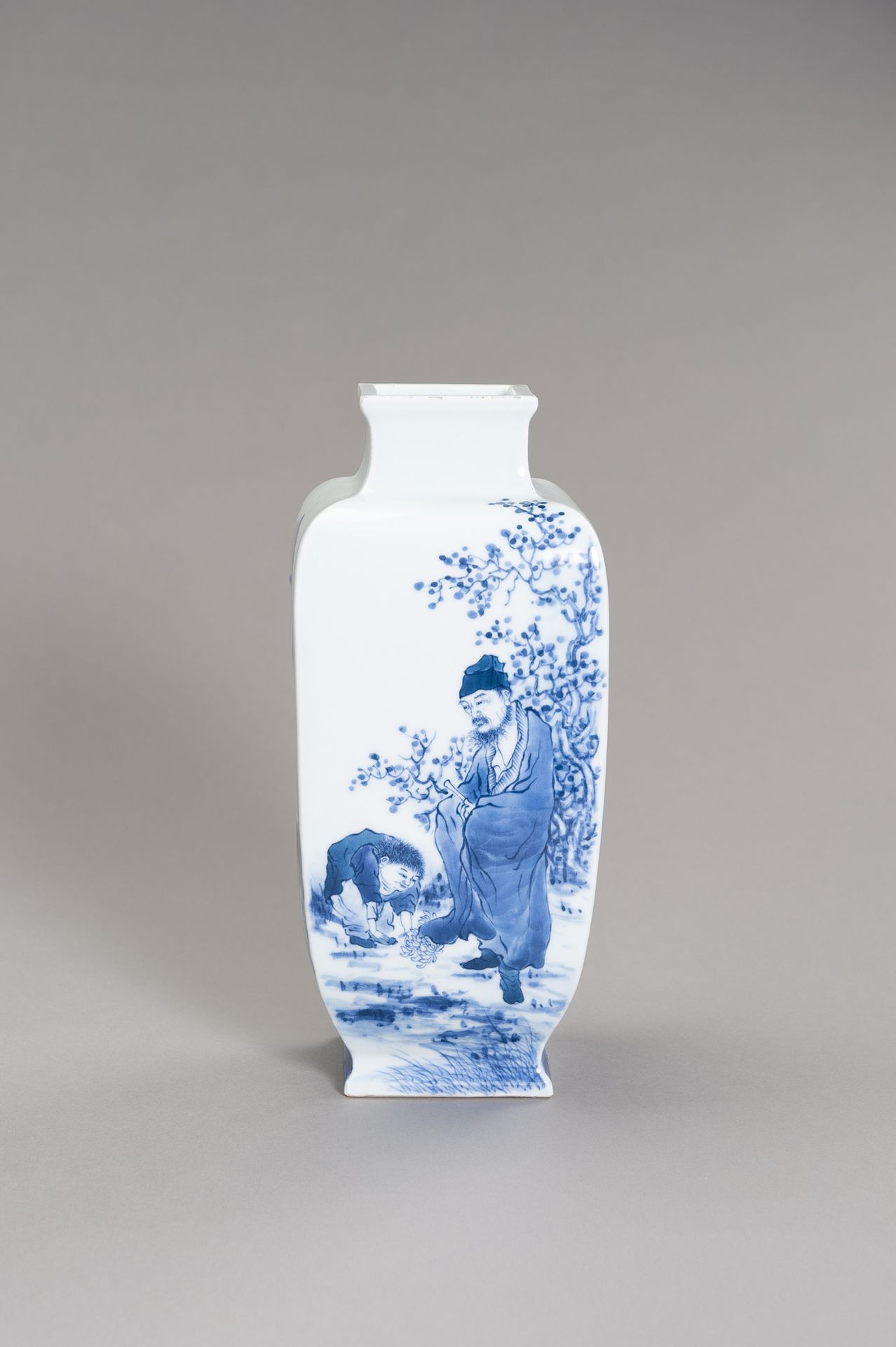 A BLUE AND WHITE PORCELAIN VASE AFTER WANG BU VASE EN PORCELAINE BLEU ET BLANC D&hellip;