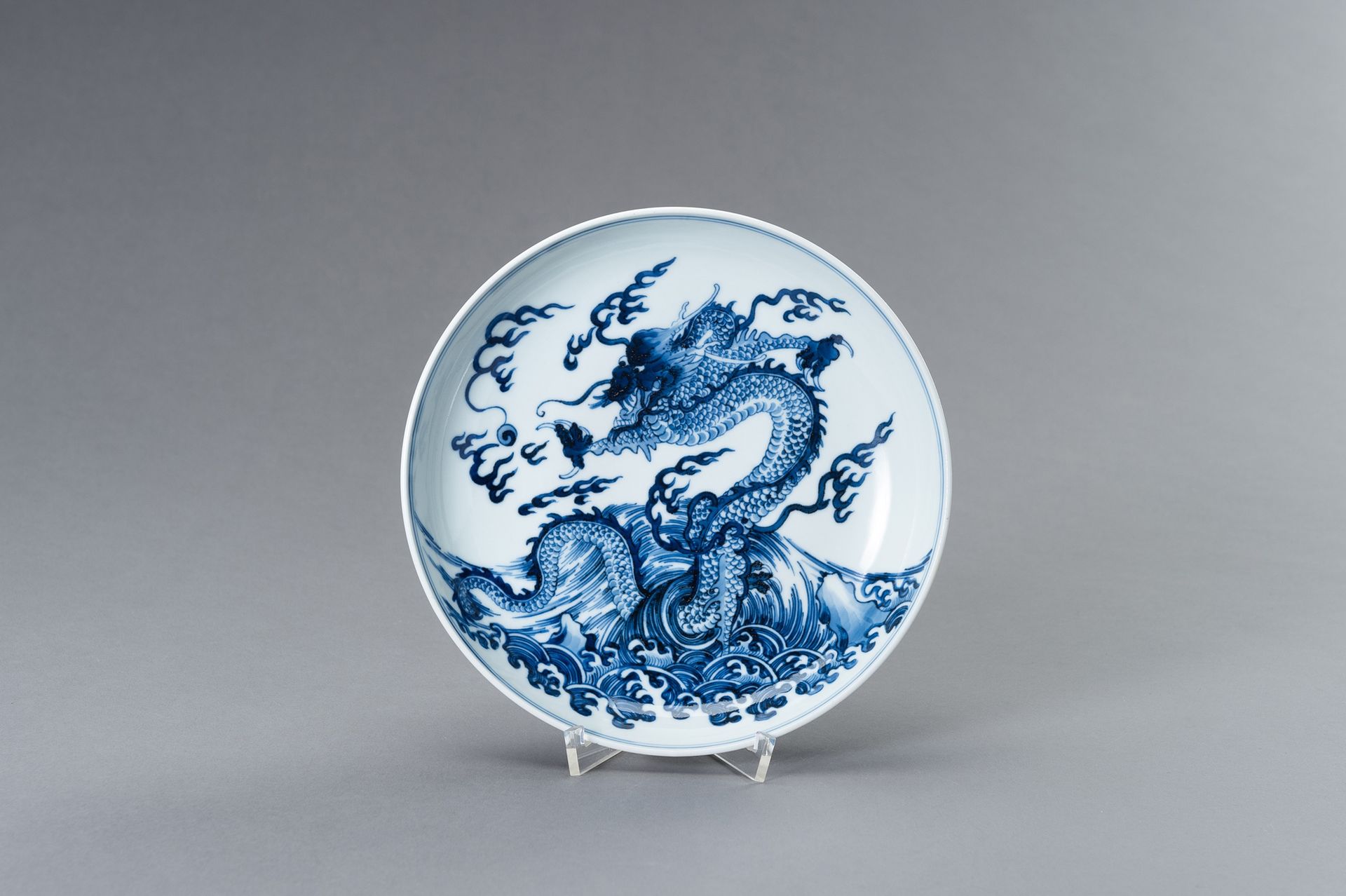 A BLUE AND WHITE PORCELAIN ‘DRAGON’ PLATE PLATEAU "DRAGON" EN PORCELAINE BLEUE E&hellip;