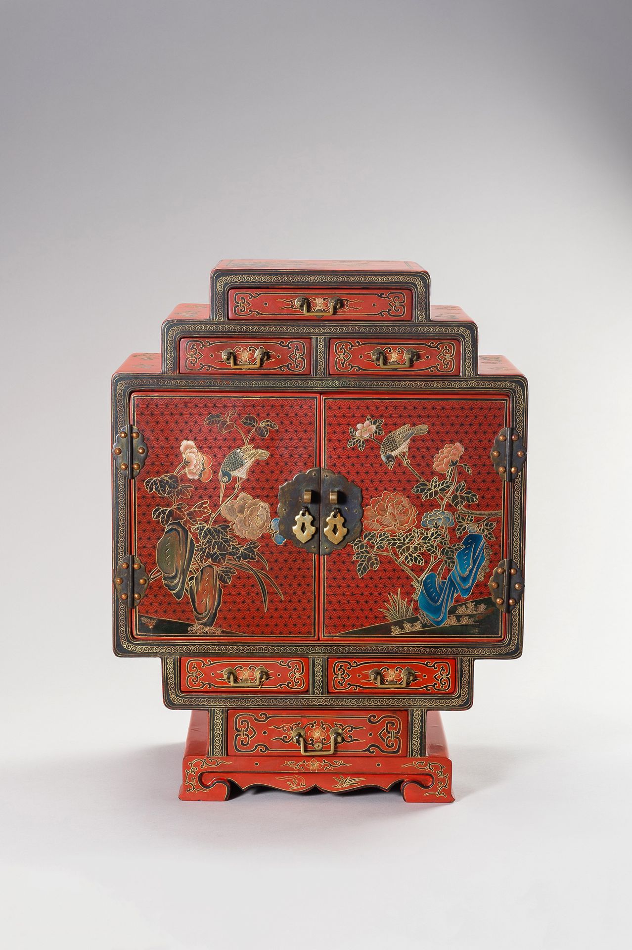 A RED LACQUER CURIO CABINET 红漆橱柜
中国，清末（1644-1912）至民国时期（1912-1949）。柜子是红漆的，分为一个中央隔&hellip;