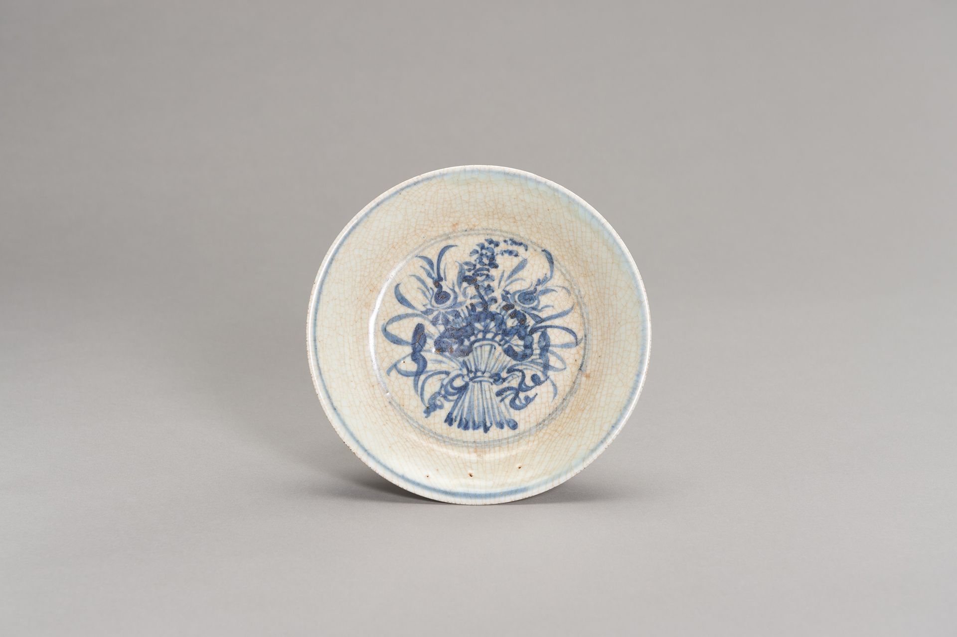 A CELADON AND BLUE DISH WITH A FLOWER BOUQUET 青花瓷和蓝色花束盘
中国，清朝（1644-1912）。这只优雅的盘子&hellip;