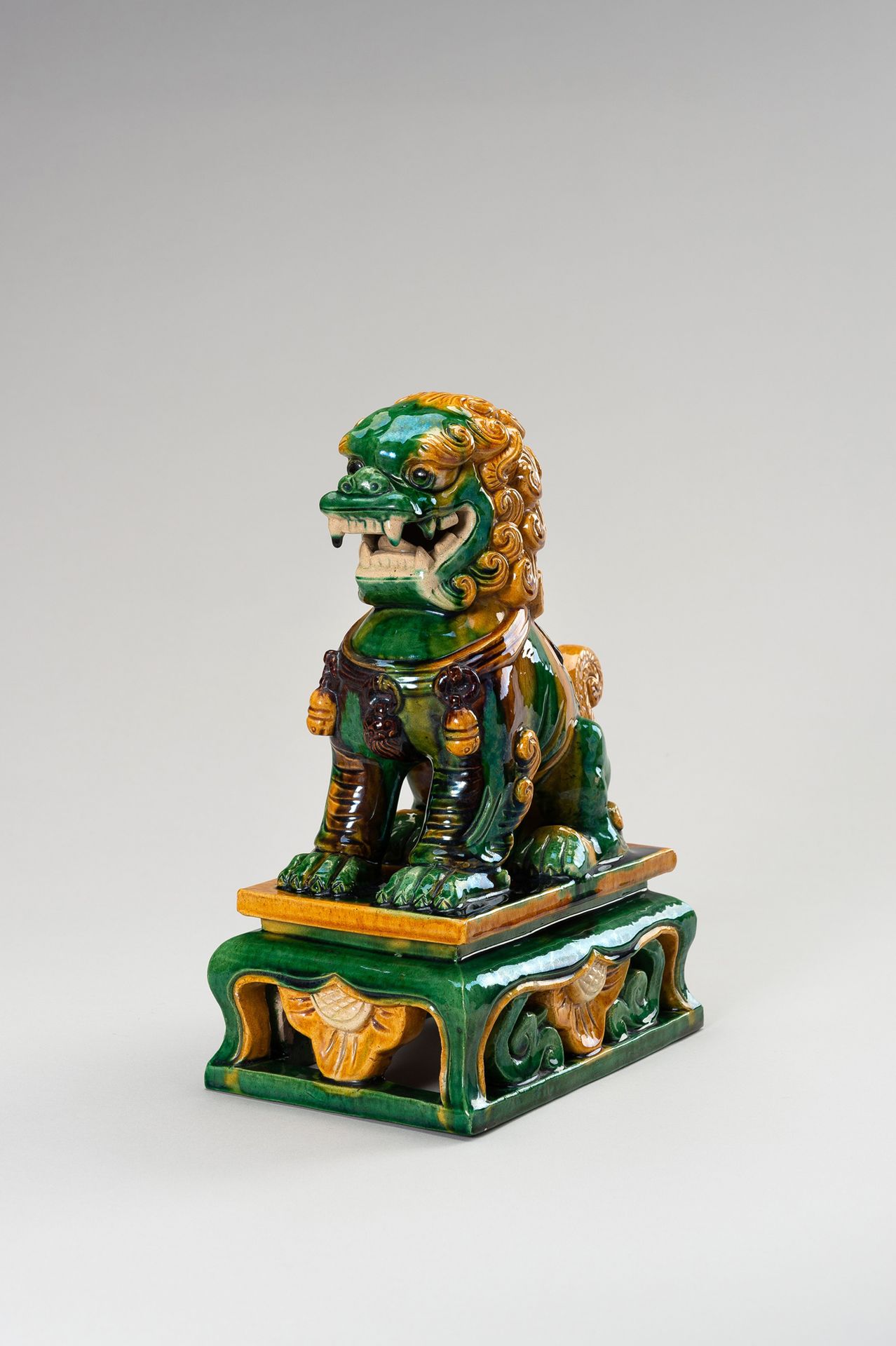 A SANCAI-GLAZED FIGURE OF A GUARDIAN LION 三彩釉雕狮子像
中国，清末（1644-1912）至民国时期（1912-194&hellip;