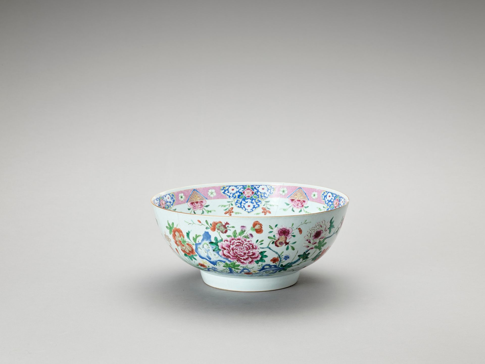 A LARGE FAMILLE ROSE EXPORT PORCELAIN BOWL GRAN COPA DE PORCELANA DE EXPORTACIÓN&hellip;