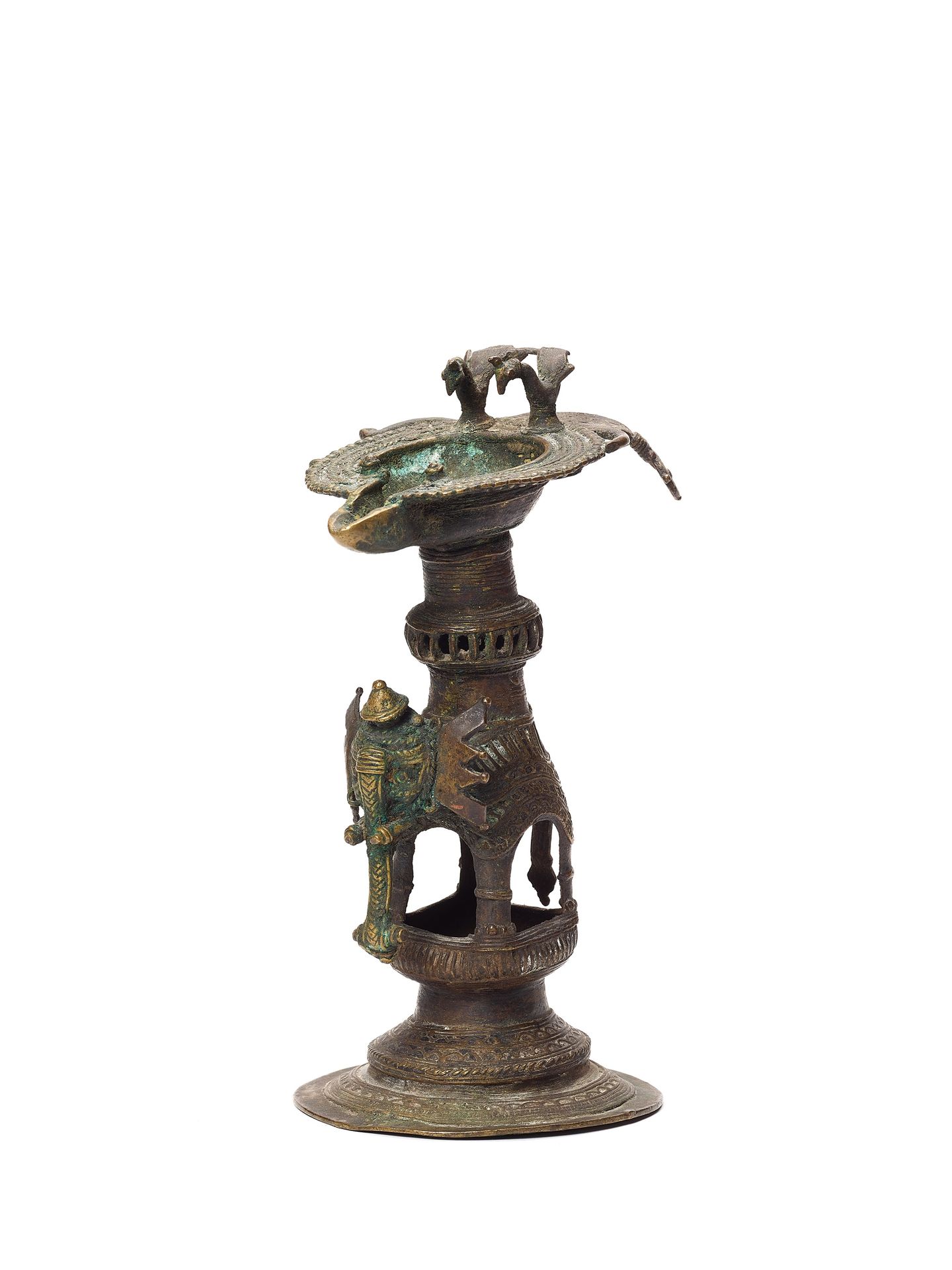 A RARE BASTAR BRONZE ELEPHANT BASE OIL LAMP 一个罕见的铜制大象底座油灯
印度，19-20世纪。一个神话般的Basta&hellip;