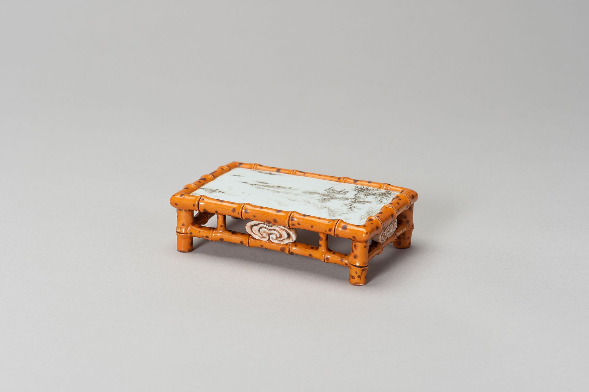 A RARE PORCELAIN BRUSH HOLDER IN FORM OF A SMALL TABLE 罕见的陶瓷笔筒小桌形状
中国，清朝（1644-19&hellip;