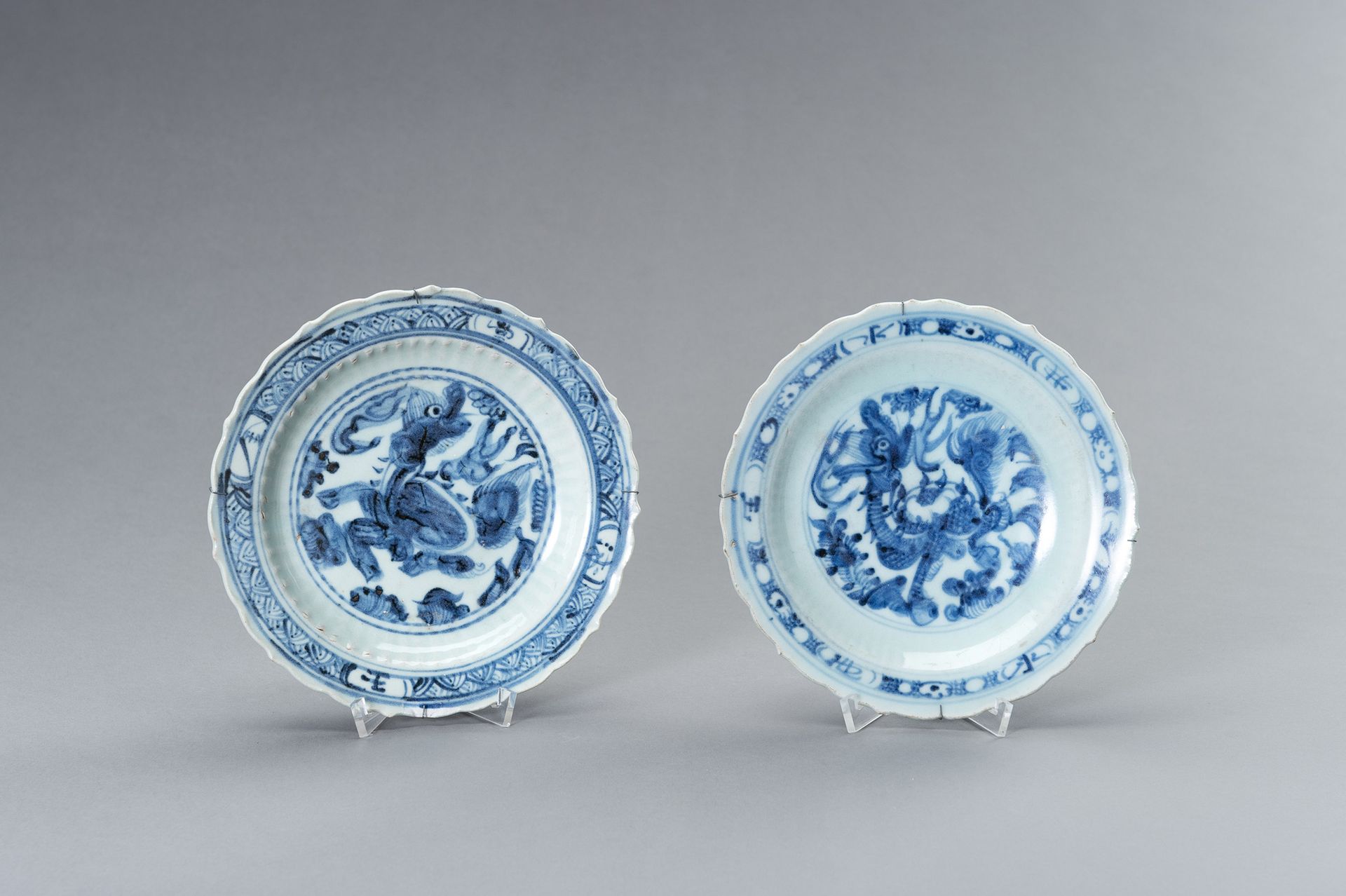 A PAIR OF MING DYNASTY ‘BUDDHIST LION’ DISHES, MUSEUM PROVENANCE PAIRE DE DISQUE&hellip;