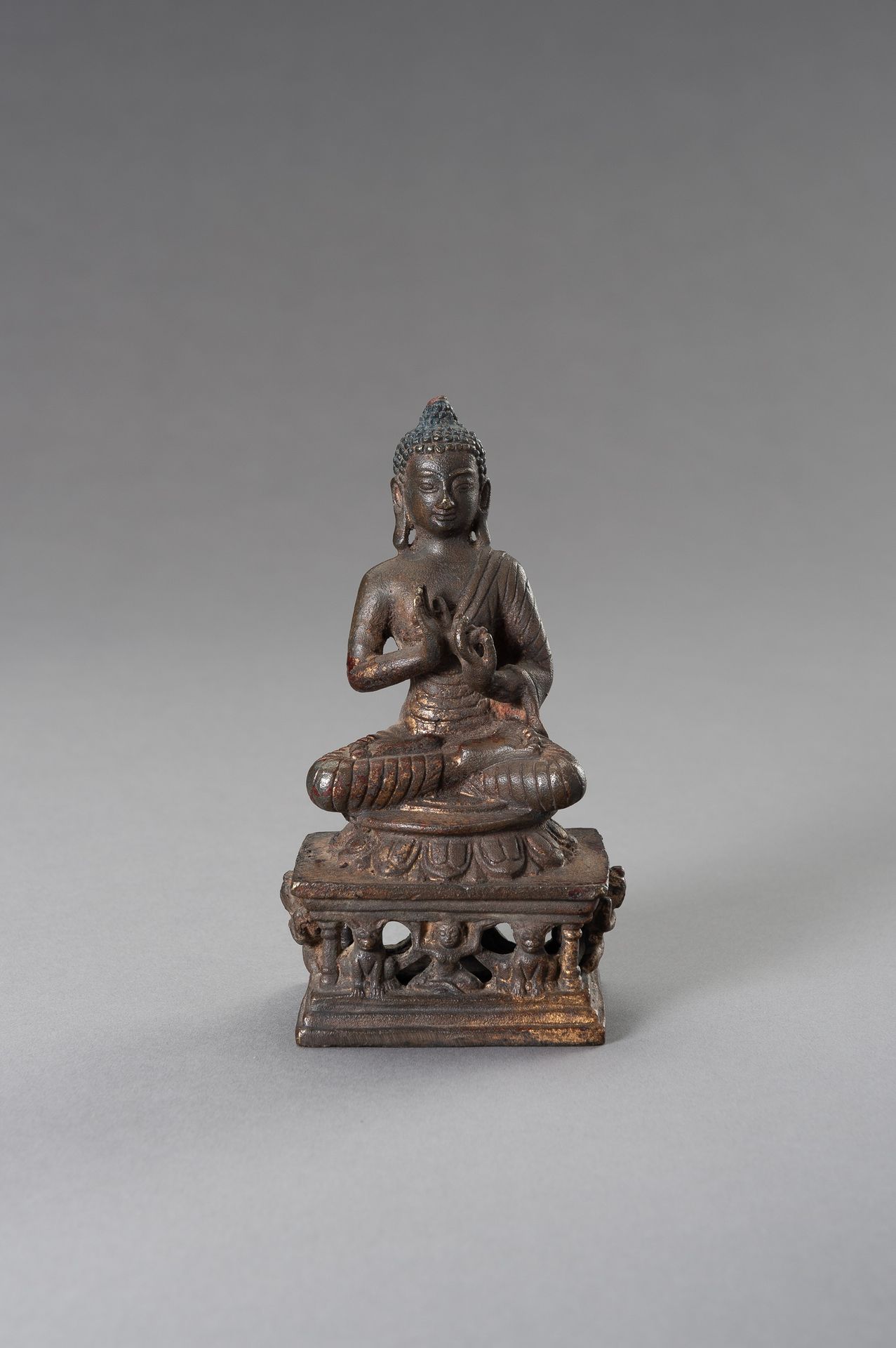 A BRONZE FIGURE OF SEATED BUDDHA, 1920-1940 一件青铜菩萨坐像，1920-1940
尼泊尔。坐在莲花底座上的禅定，在一&hellip;