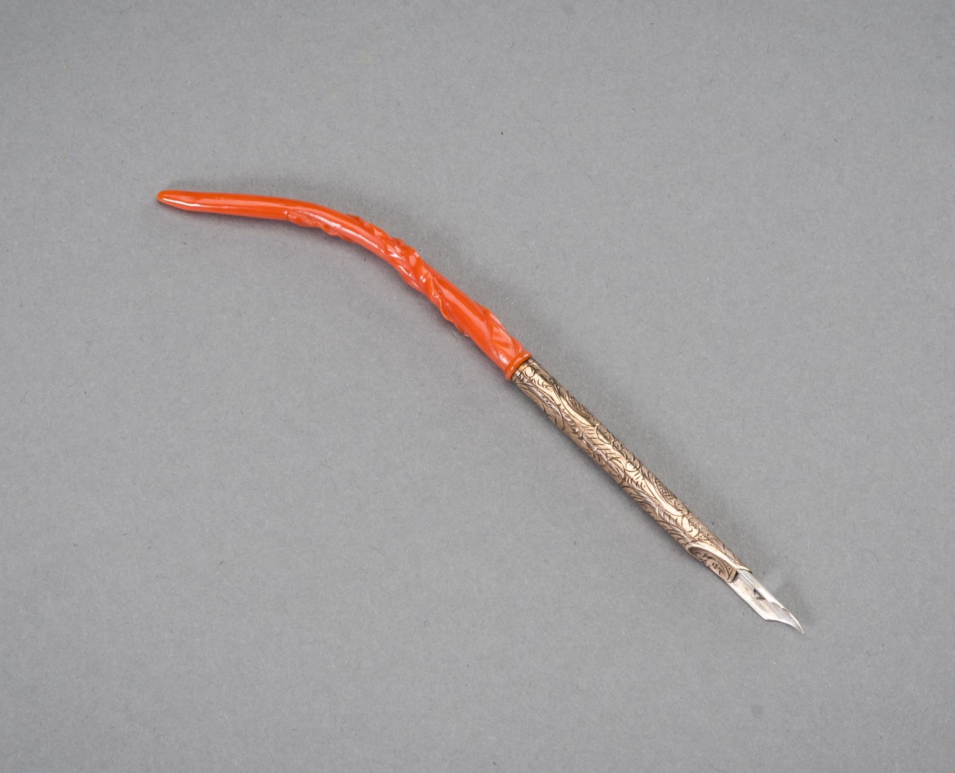 ? A CORAL, SILVER, AND GOLD PEN, 19th CENTURY Ɏ STYLO EN CORAL, ARGENT ET OR, 19&hellip;