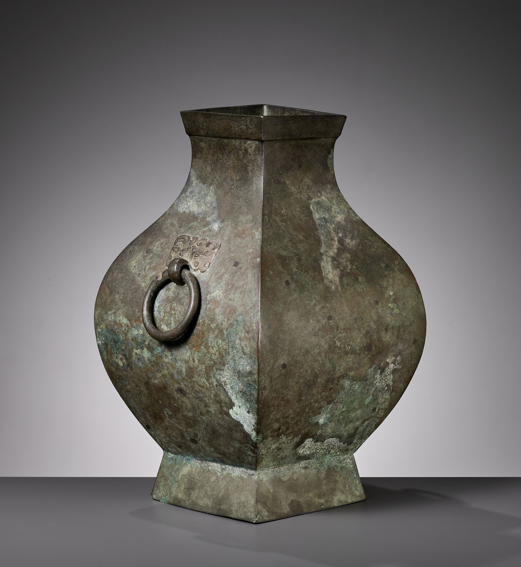 A BRONZE STORAGE VESSEL, FANGHU, HAN DYNASTY 汉代方湖青铜储物罐
中国，公元前206年至公元220年。高大的方形器皿&hellip;