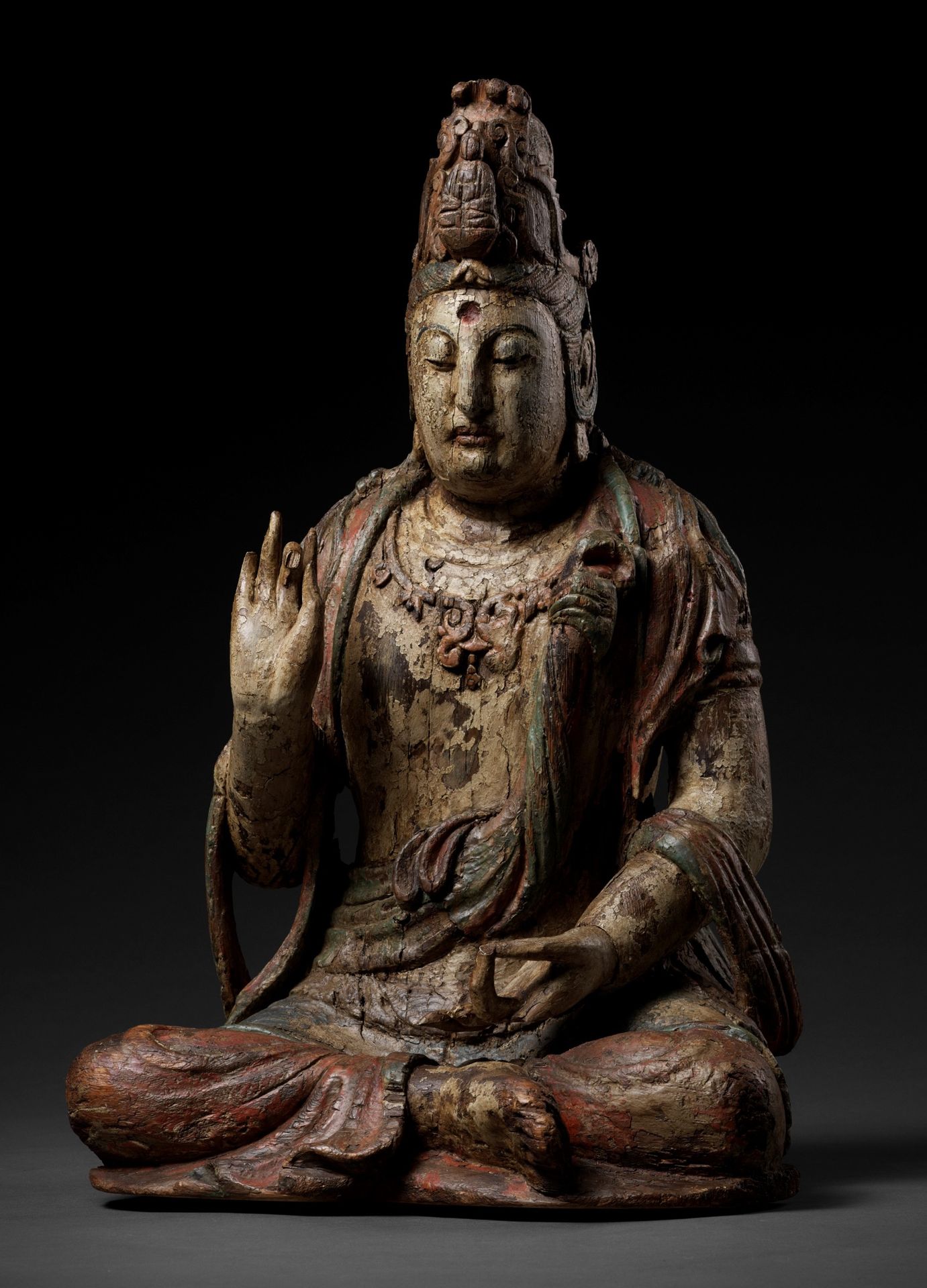 A POLYCHROME-PAINTED WOOD FIGURE OF GUANYIN, MING DYNASTY POLYCHROM-BEDARFTE HOL&hellip;
