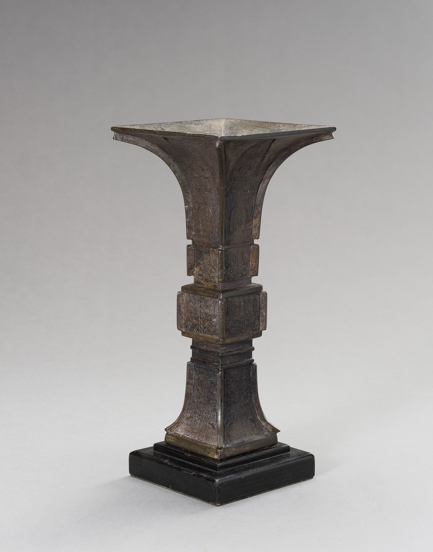 AN ARCHAISTIC BRONZE BEAKER VASE, GU 古代青铜贝勒瓶，古
中国，明末（1368-1644）至清初（1644-1912）。方形&hellip;
