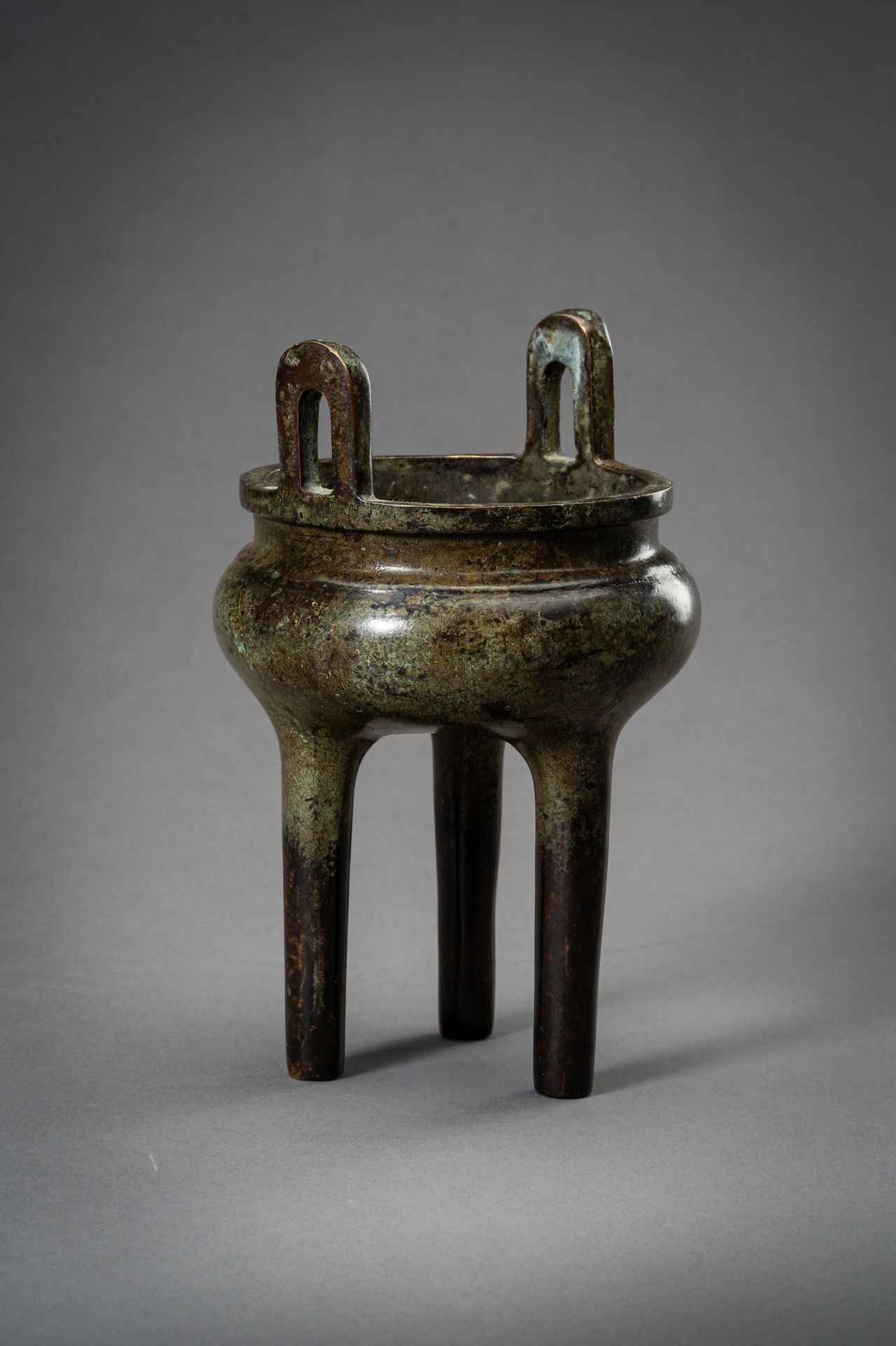 A Bronze Tripod Censer 铜制三足鼎炉
中国，清末（1644-1912）至民国时期（1912-1949）。沉重的铸造，三只高而细的脚，两边是&hellip;