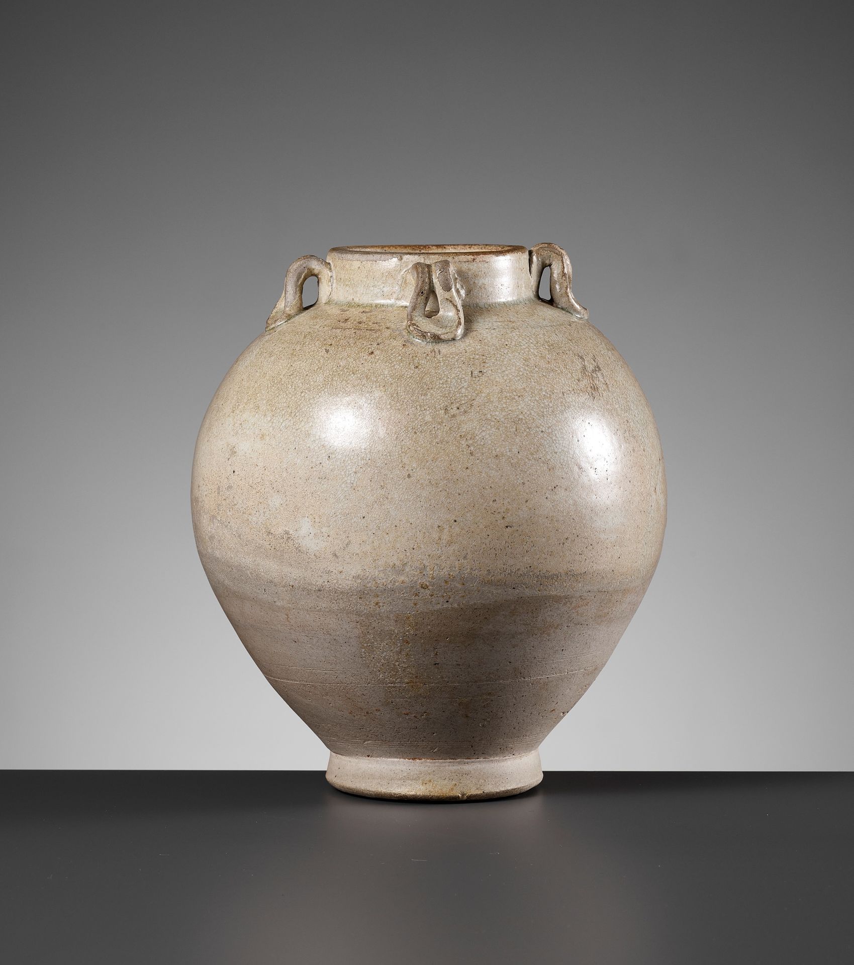 A CELADON-GLAZED JAR, SUI TO TANG DYNASTY 瓷釉罐，徐州唐代
中国，581-907。巨大的罐状球状器从一个圆形的匍匐底向&hellip;