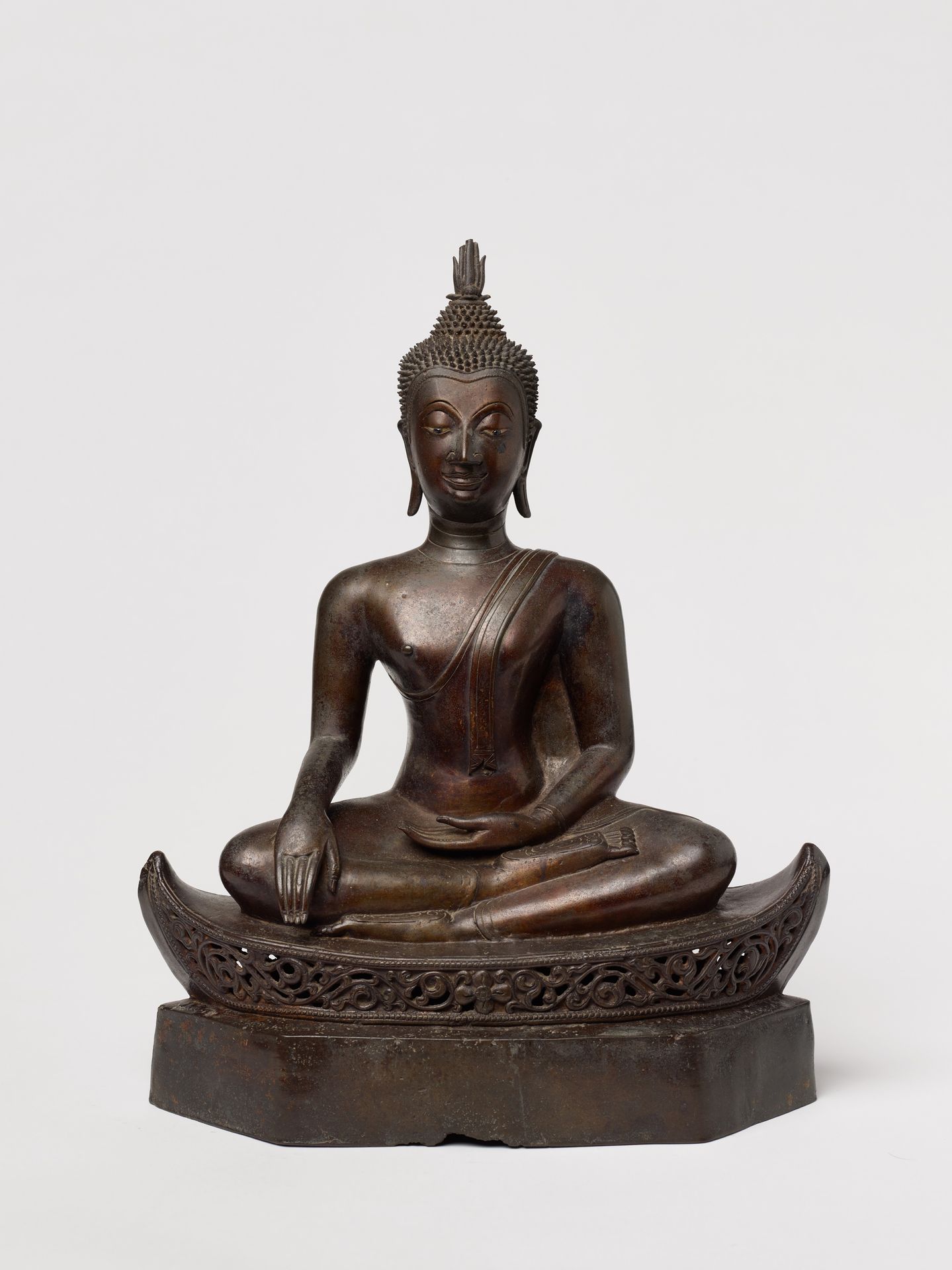 A BRONZE FIGURE OF BUDDHA SHAKYAMUNI 释迦牟尼佛青铜像
泰国，19世纪。坐在一个船形的弧形底座上，底座两端上翘，采用镂空工艺&hellip;
