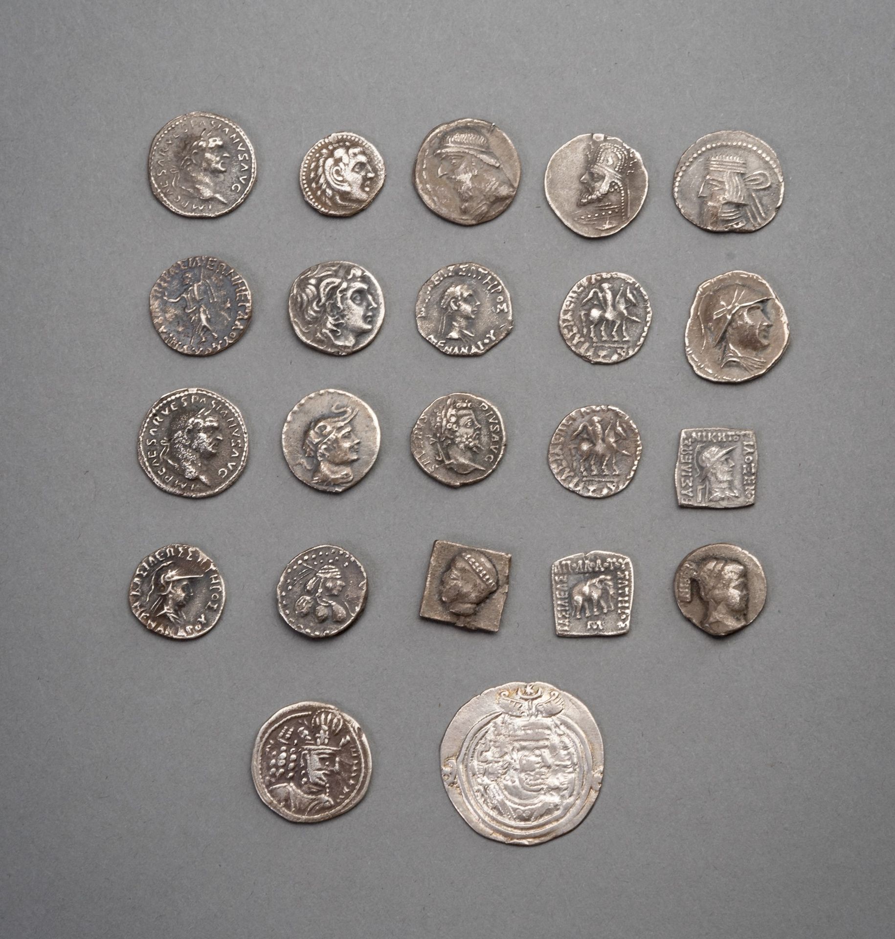 A GROUP OF 22 SILVER COINS GRUPPE VON 22 SILBERMÜNZEN
Westasien, 250 v. Chr. - 7&hellip;
