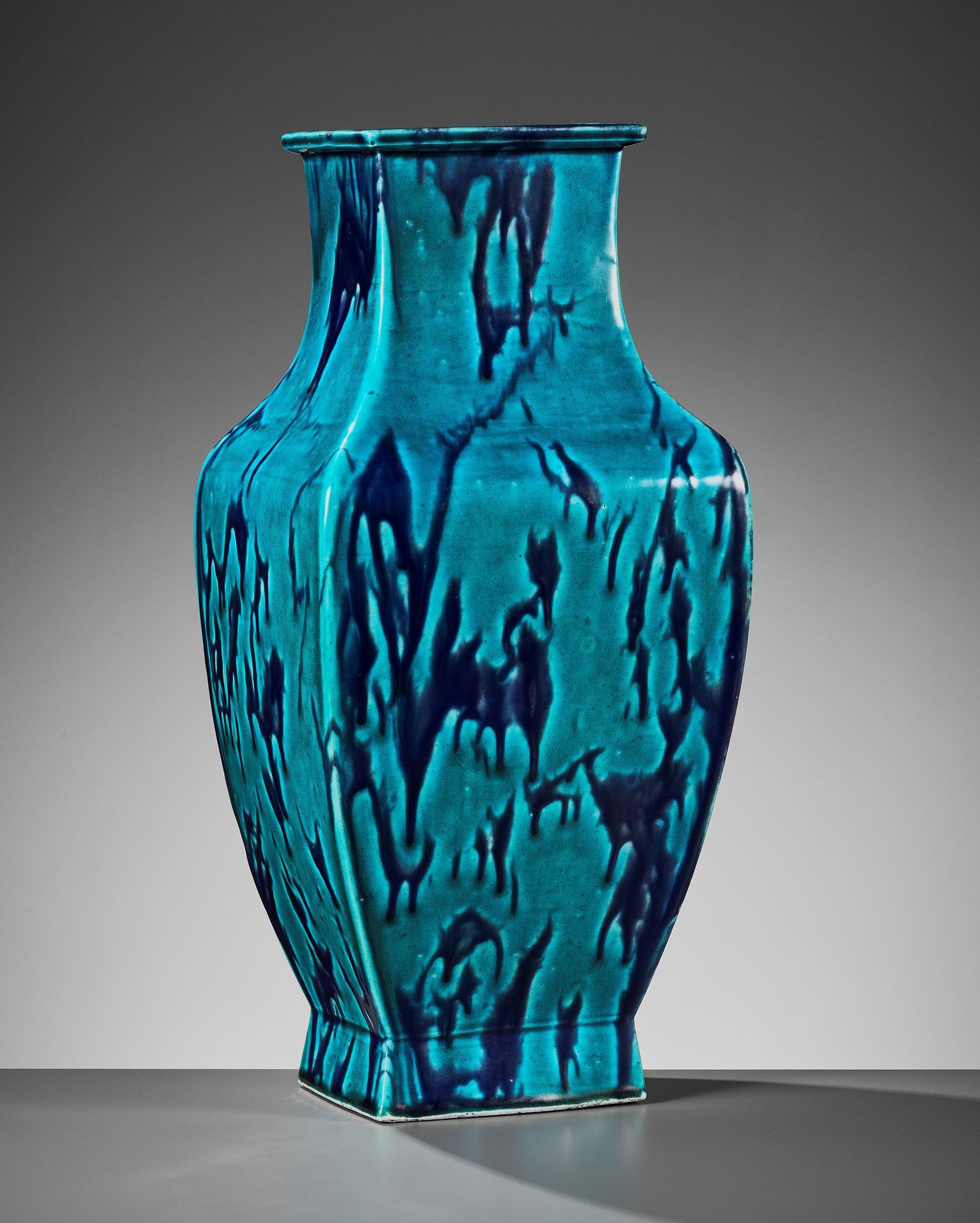 A TURQUOISE AND AUBERGINE-GLAZED SQUARE BALUSTER VASE, 18TH CENTURY 玳瑁色和琥珀色釉面的方形&hellip;