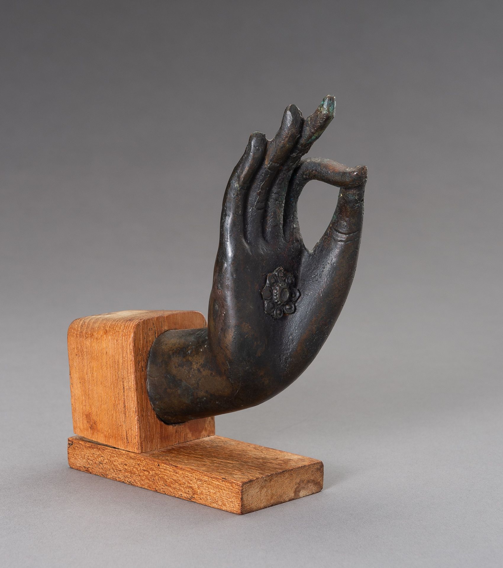 A BRONZE HAND OF BUDDHA 铜质佛手
泰国，17-18世纪。铸有细而长的手指，呈维塔卡穆德拉手势，代表 "辩论的手势"-解释佛陀的教义，手掌&hellip;