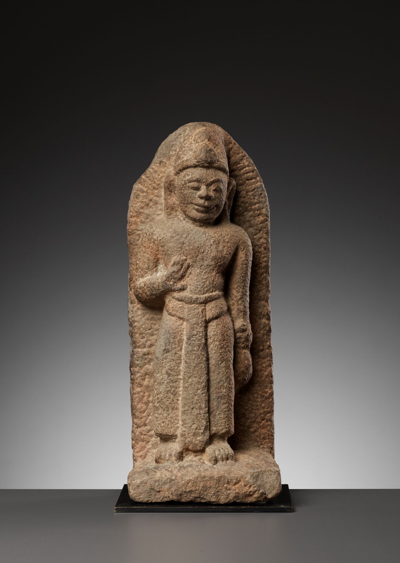 A SANDSTONE FIGURE OF A MALE DEITY, CHAM PERIOD 一件沙石神像，CHAM时期
越南，10世纪。大胆的雕刻，左手拿着&hellip;