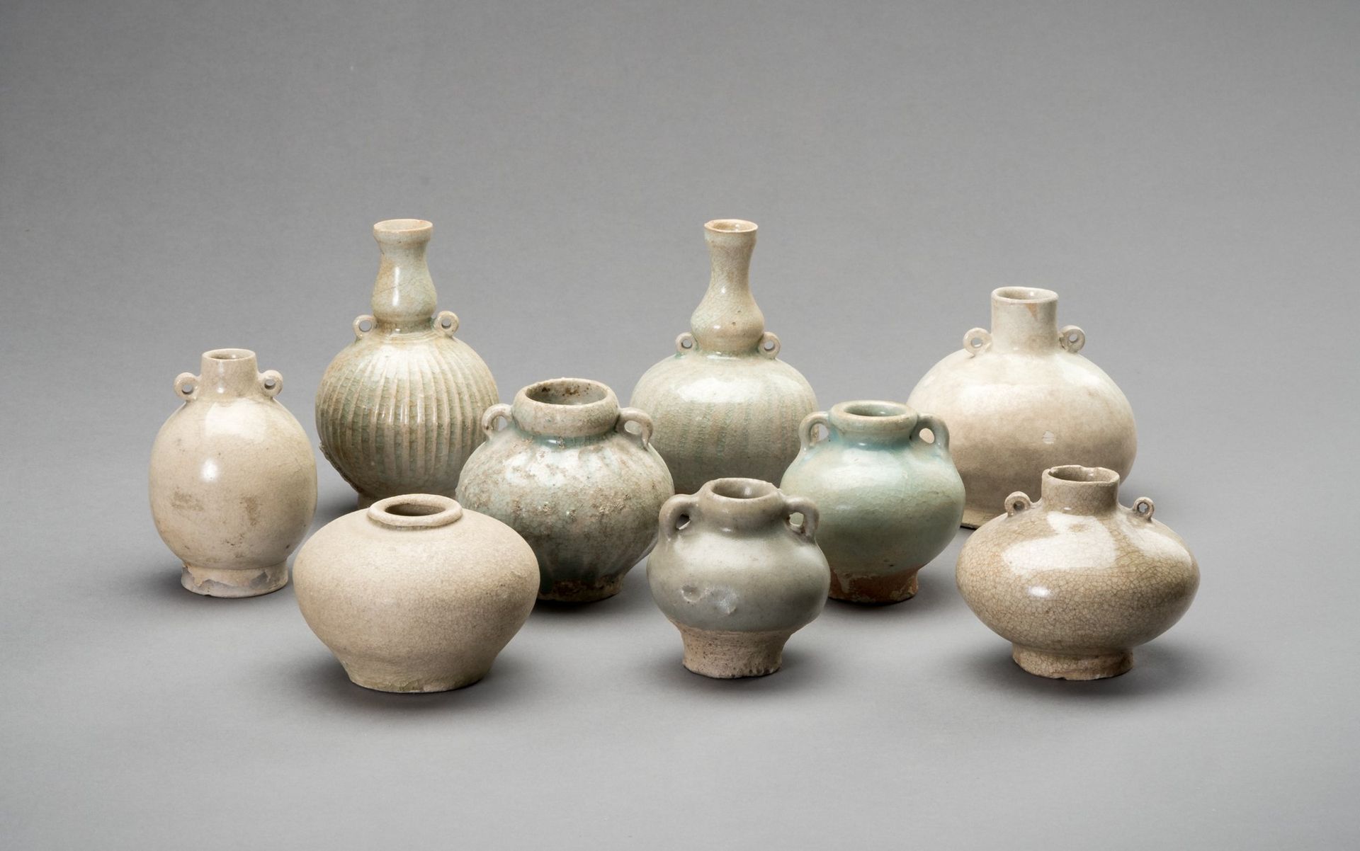 A GROUP OF NINE SMALL GLAZED CERAMIC JARS 一组九个小型釉面陶瓷罐
中国，宋-元-明朝，11-15世纪。所有的罐子都是球&hellip;