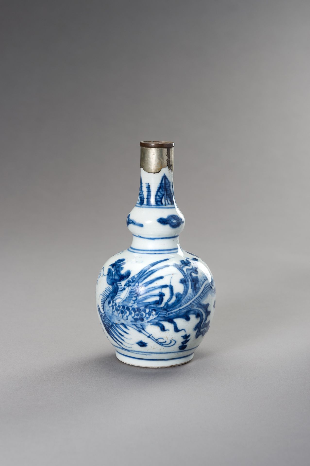 A SMALL BLUE AND WHITE DOUBLE GOURD WATER SPRINKLER, 17TH CENTURY 蓝白双葫芦小型喷水器，17世&hellip;