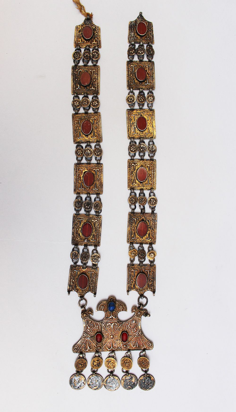 Null 东方项链，链子上有装饰的银凿和雕刻板，中央有红色和蓝色宝石的护身符，已抛光，220克。