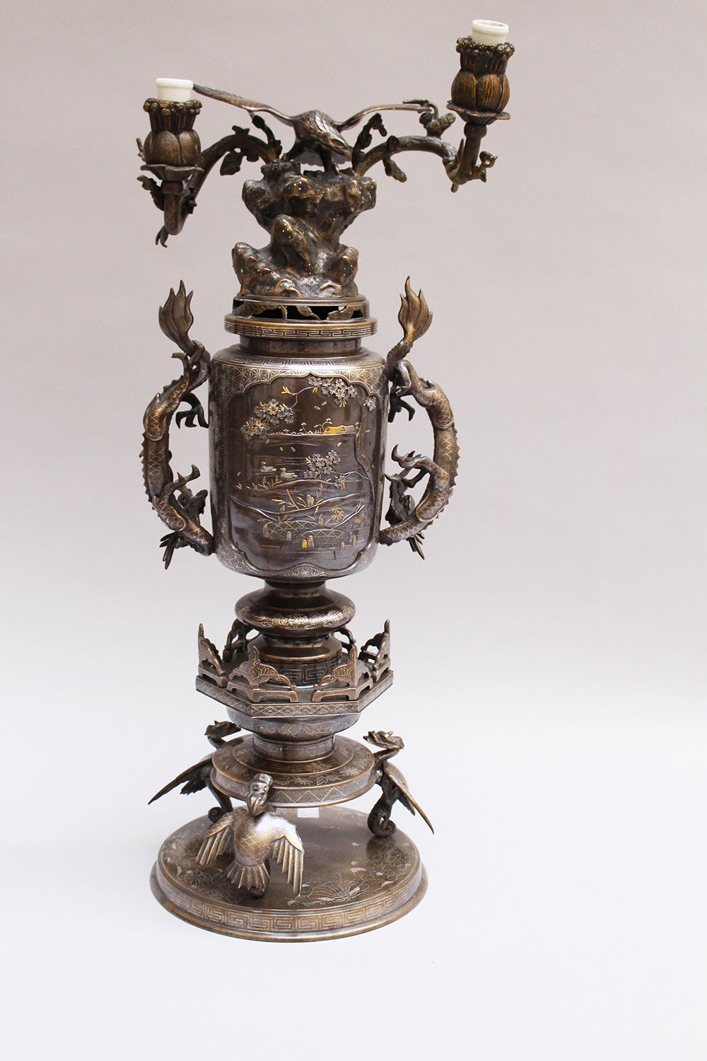 Null Candélabre en bronze de Meiji, pour deux lumières, vase central sur trois p&hellip;