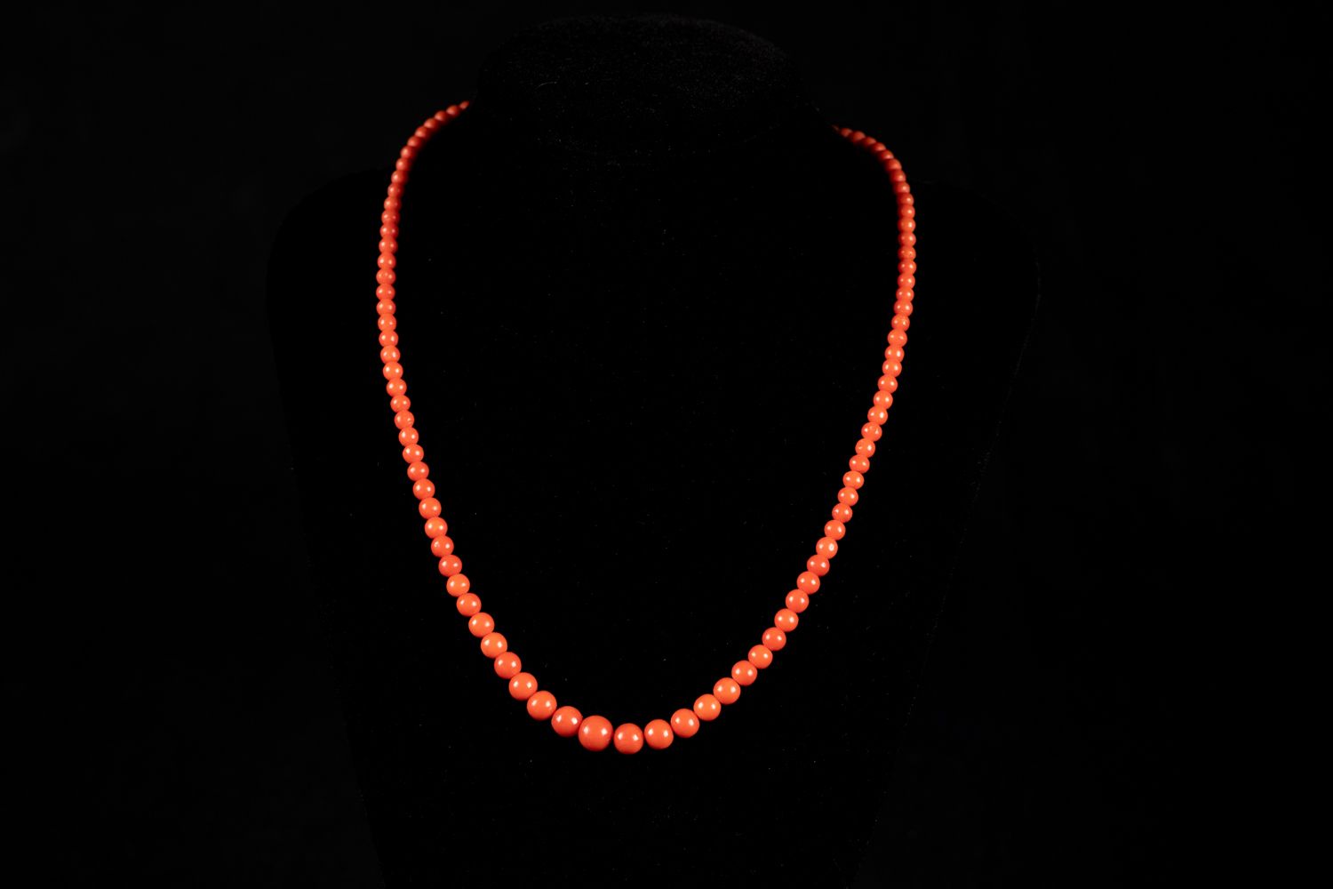 Null Collier de corail, 12g ; 45cm.