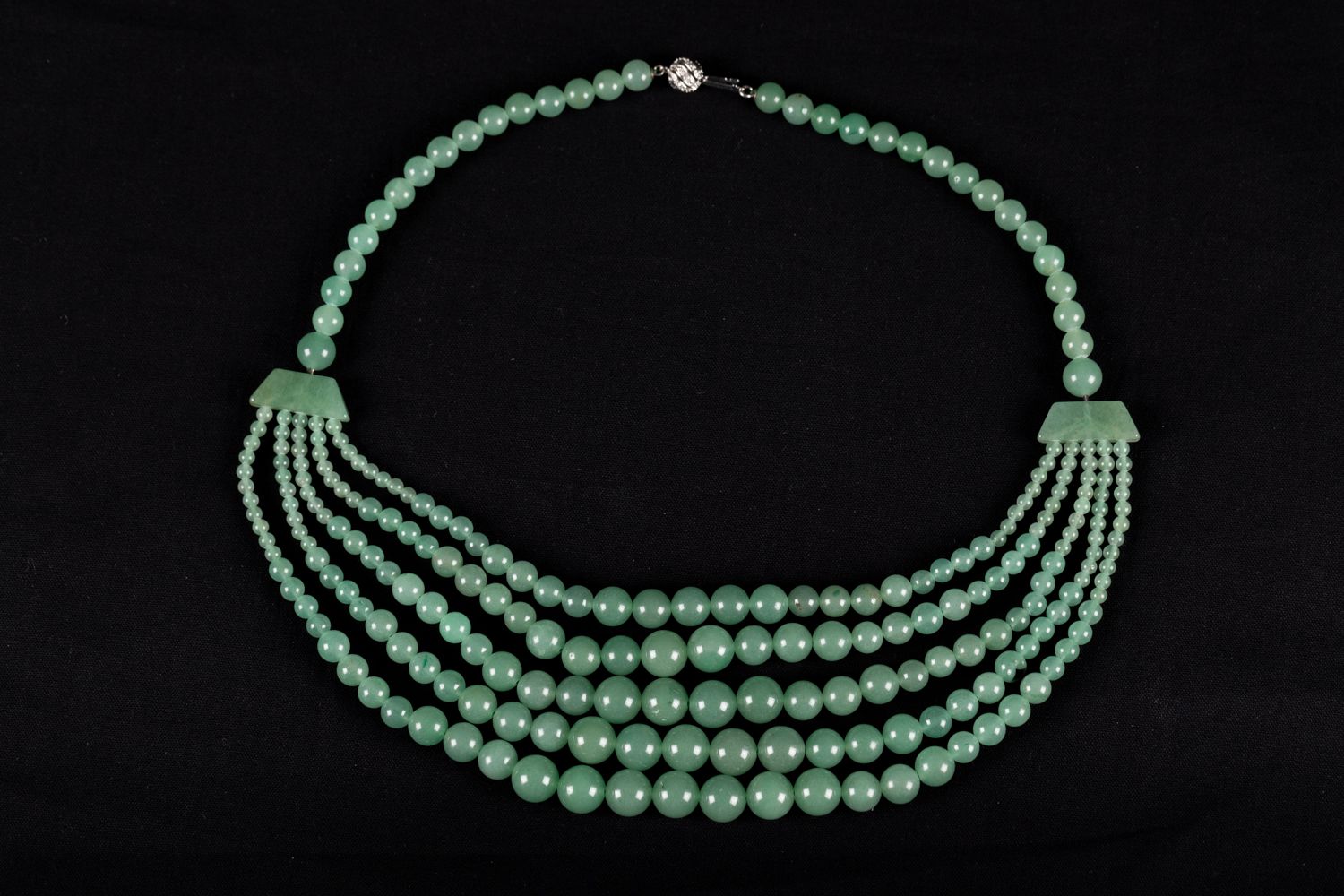 Null Jade necklace, Art Deco. 51Cm