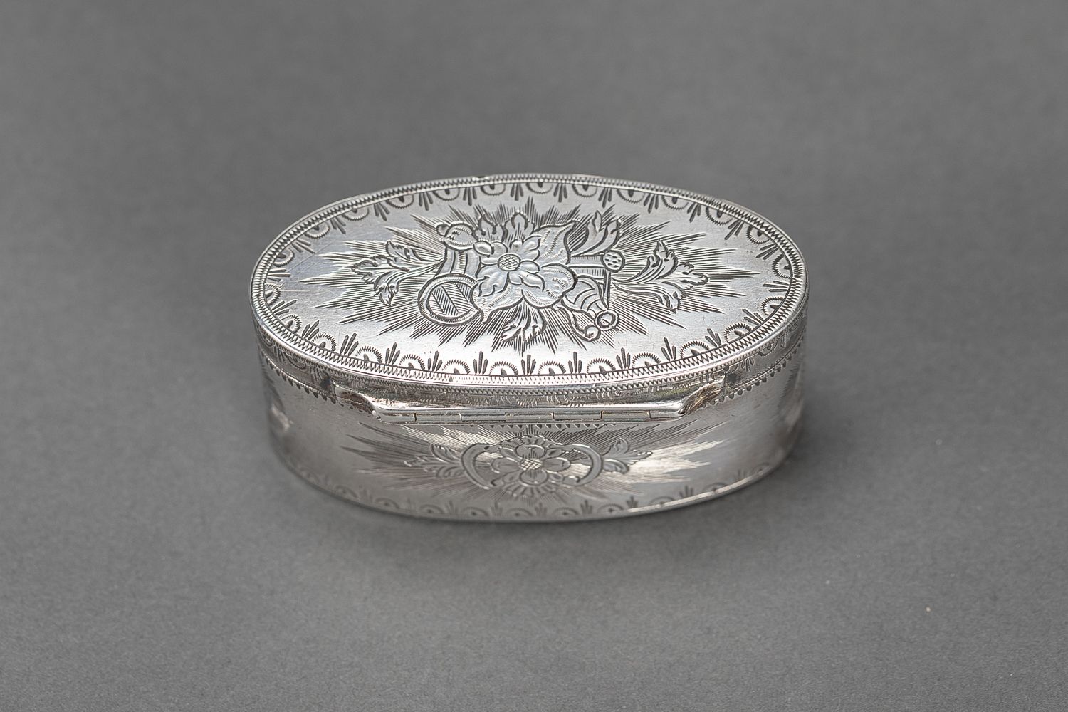 Null 银质鼻烟盒，椭圆形，刻有花卉和装饰；内部镀金，印有比利时Ath，1770年，银匠的太阳标志和皇冠。