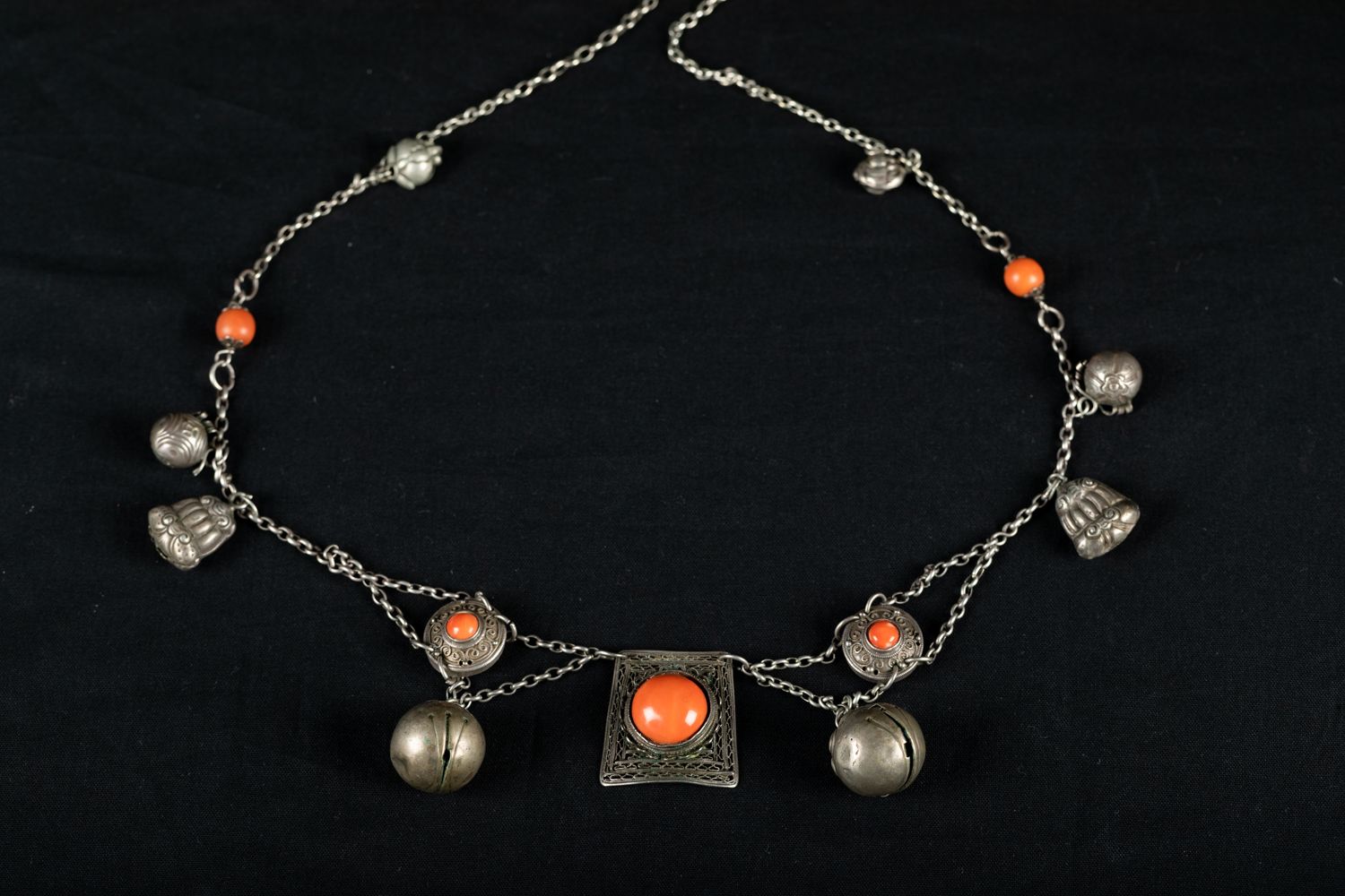 Null Silver necklace with corals, 92g. Length open 80cm.