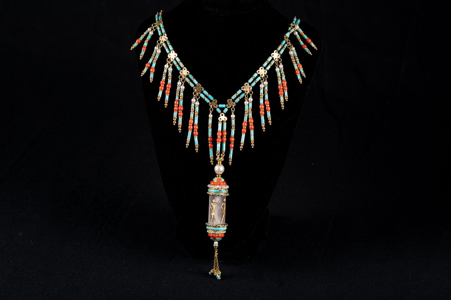 Null 18克拉的金项链，配以绿松石和珊瑚珍珠，以及一个Egyptomanian吊坠。