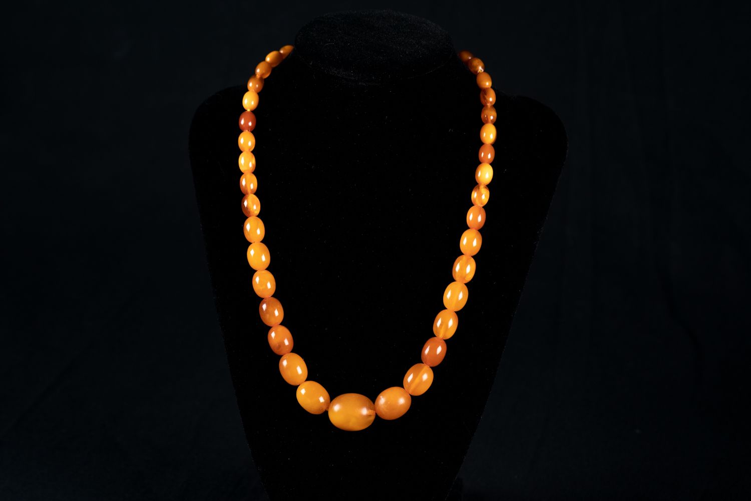 Null Amber necklace; 26g. 49 cm length