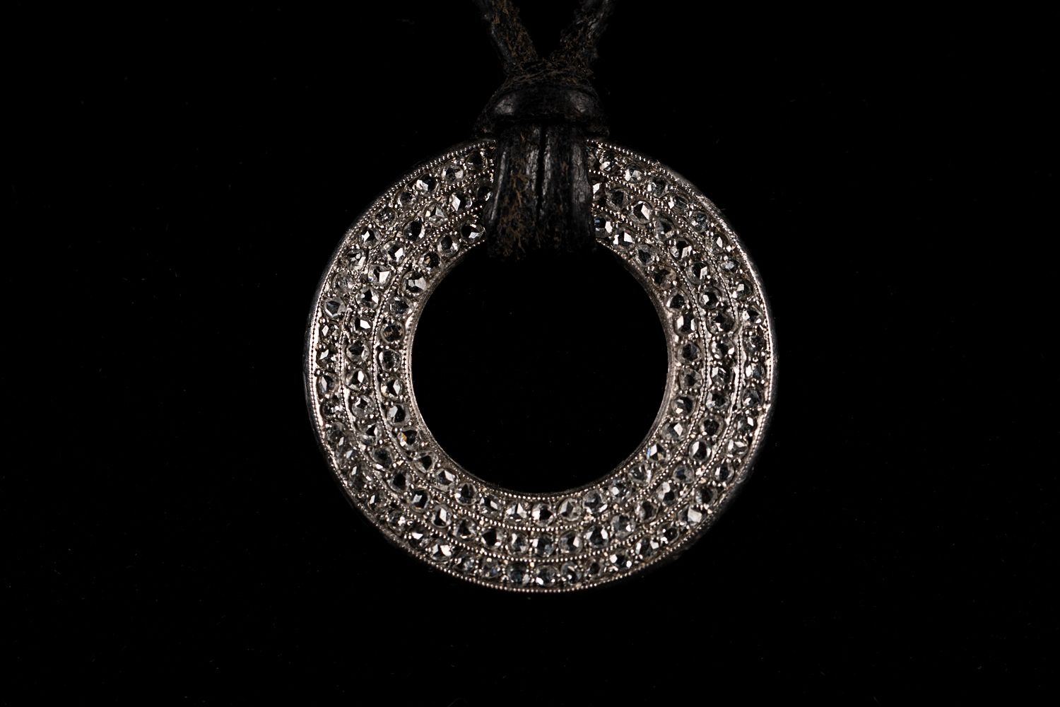 Null 皮革项链，带装饰艺术风格的圆形铂金吊坠，镶有0.8K的旧钻石。总长21.5厘米