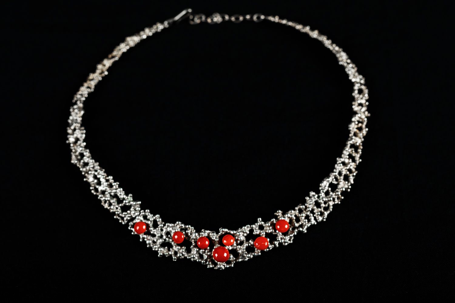 Null Silver 925/1000 necklace, 50g, master sign; with Momo corals. 34Cm total.