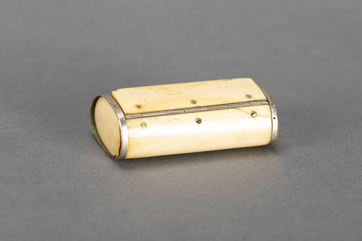 Null 圆柱形的鼻烟盒，有金属支架，一个盖子；19世纪初。8x5厘米